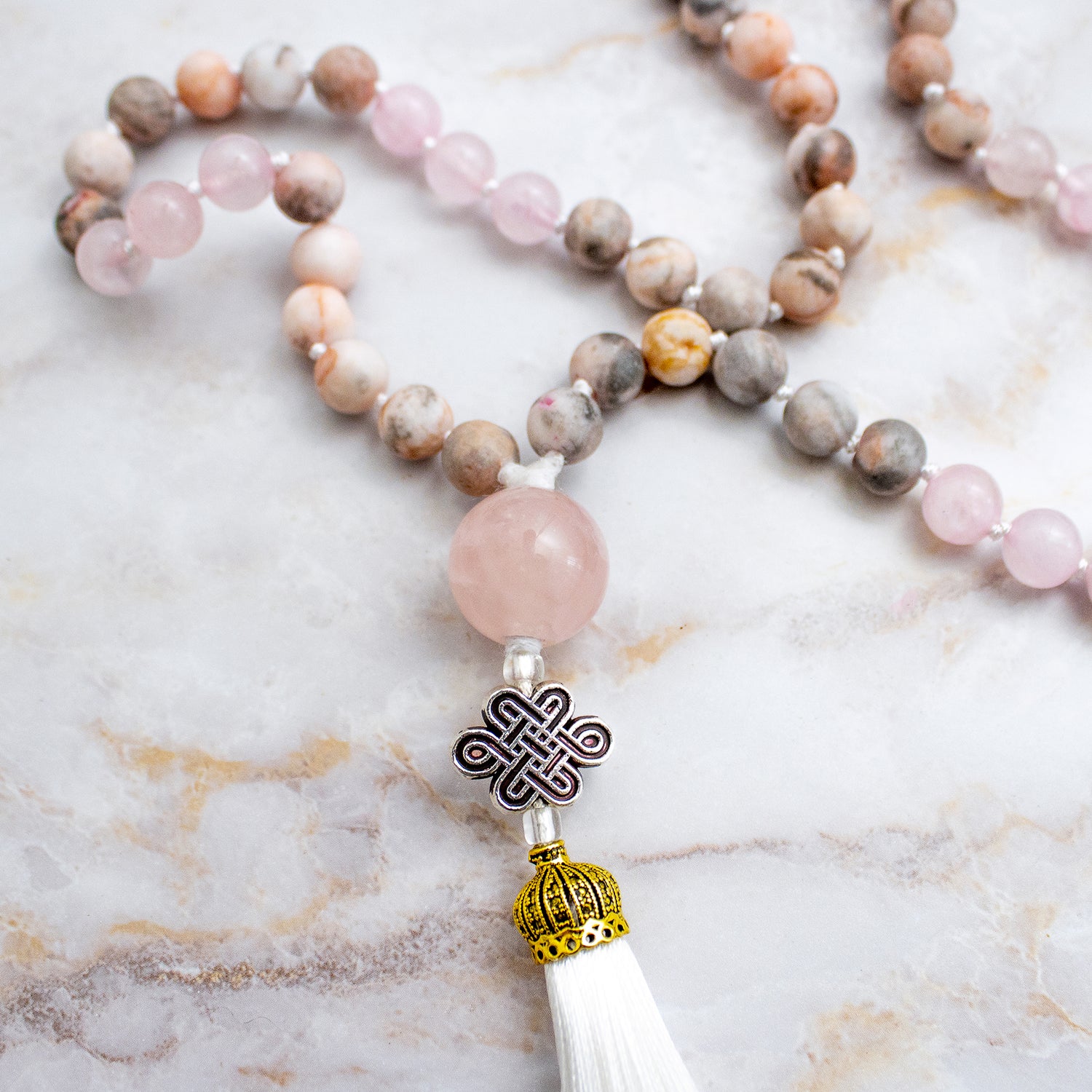 Collana mala 54 grani in pietra con pendente e nappina, ideale per meditazione e relax