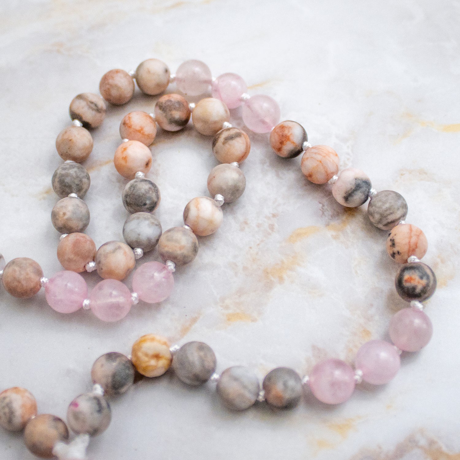 Collana mala 54 grani in pietra naturale con perle rosa e marroni per meditazione e benessere
