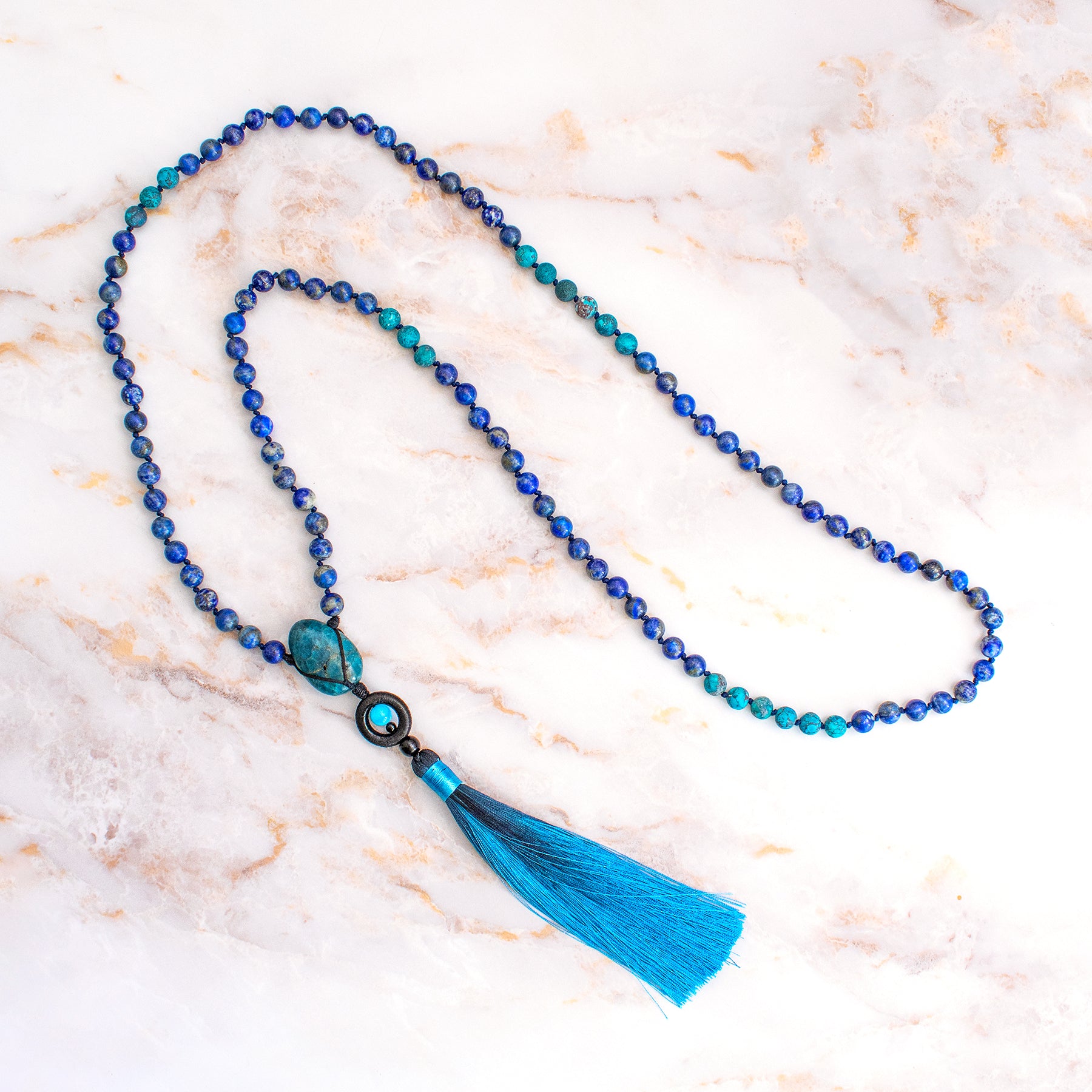 Collana mala apatite lapislazzuli con frangia turchese e perle blu che aggiungono eleganza
