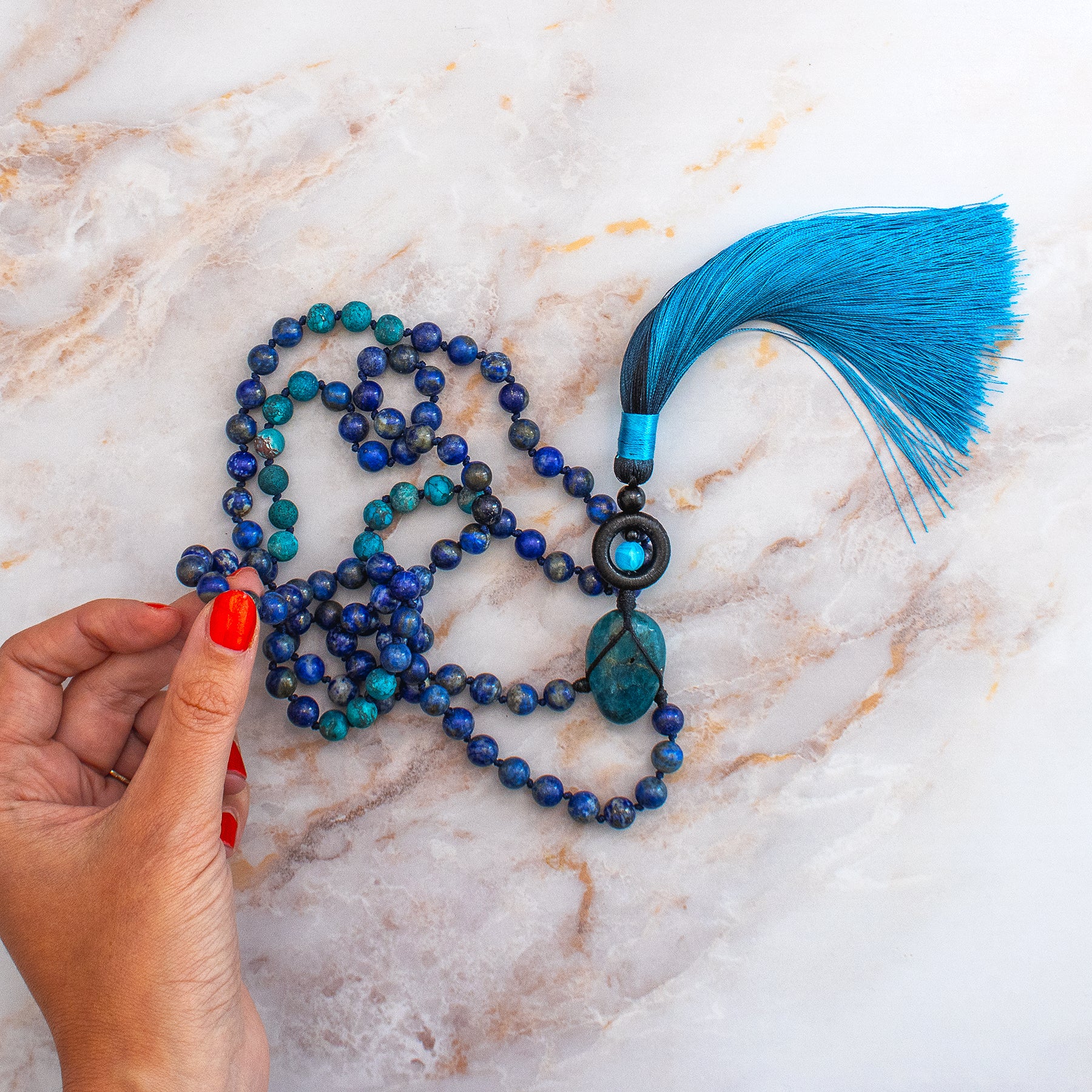 Collana mala apatite lapislazzuli con nappina blu e pietre decorative per meditazione