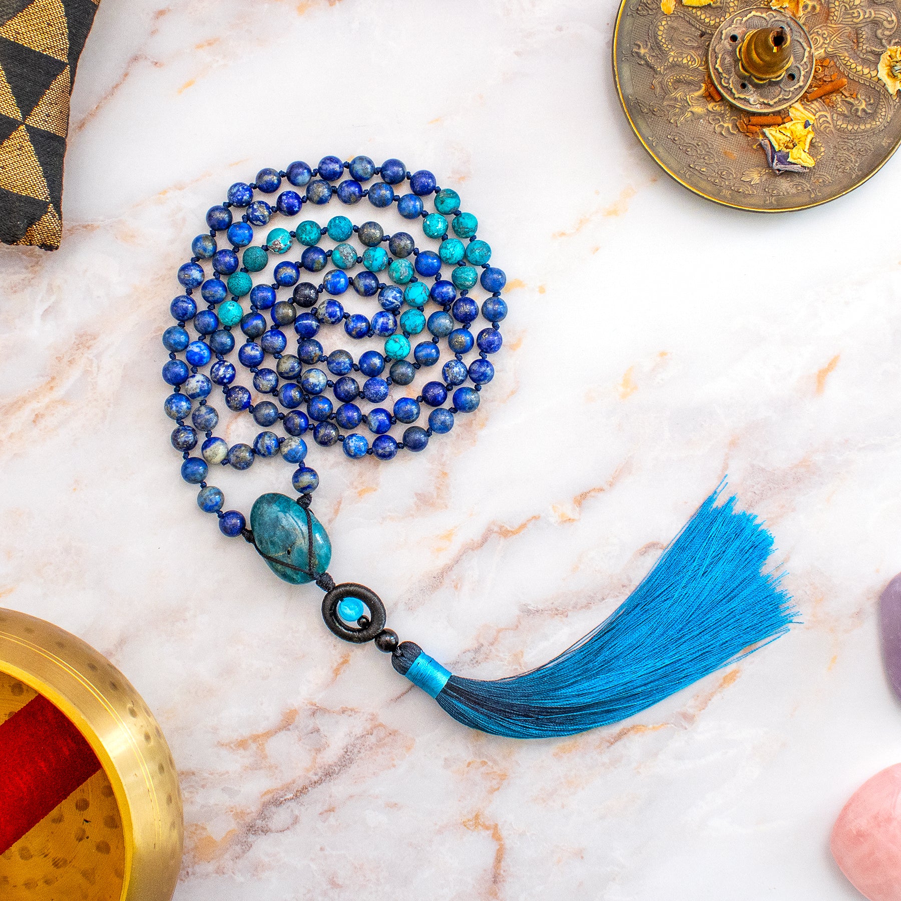 Collana mala apatite lapislazzuli con perline blu e piuma blu, ideale per meditazione e yoga