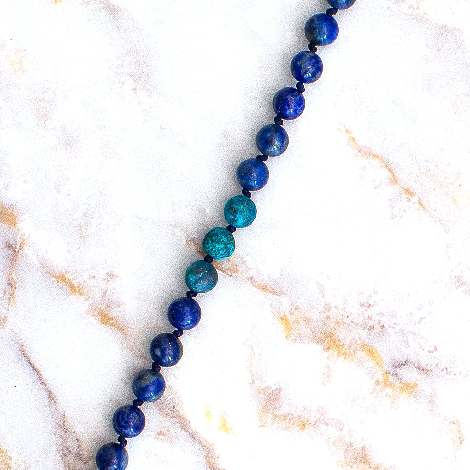 Collana mala apatite lapislazzuli con perle blu e blu-verdi per un look elegante