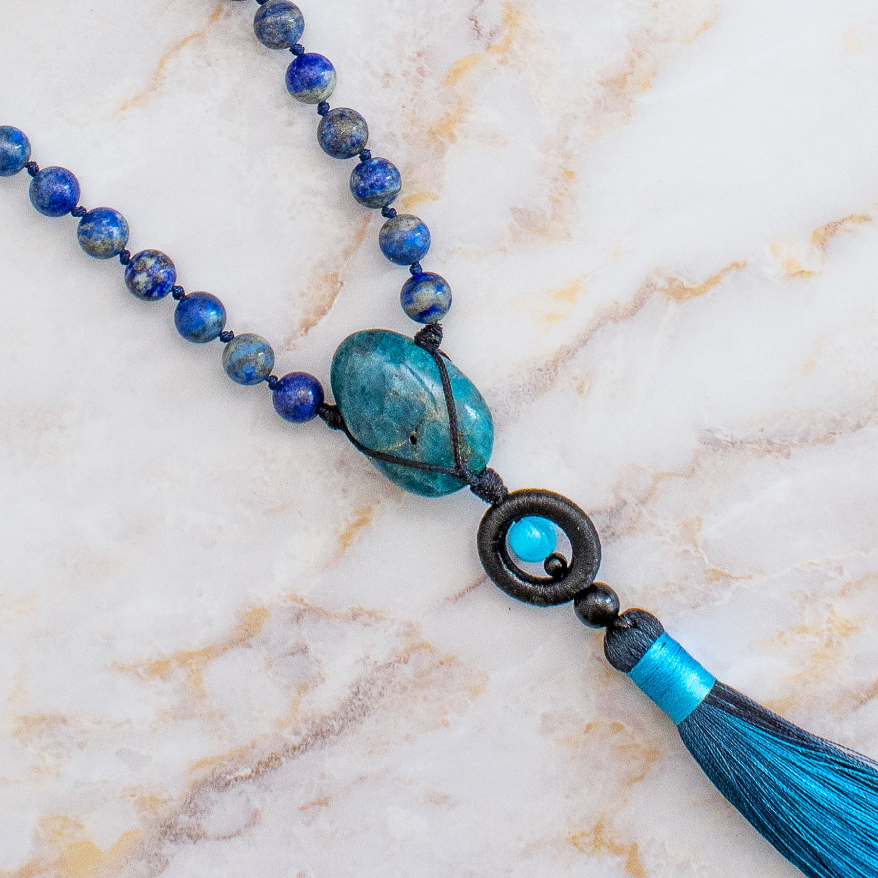 Collana mala apatite lapislazzuli con perline blu e pendente in frangia azzurra