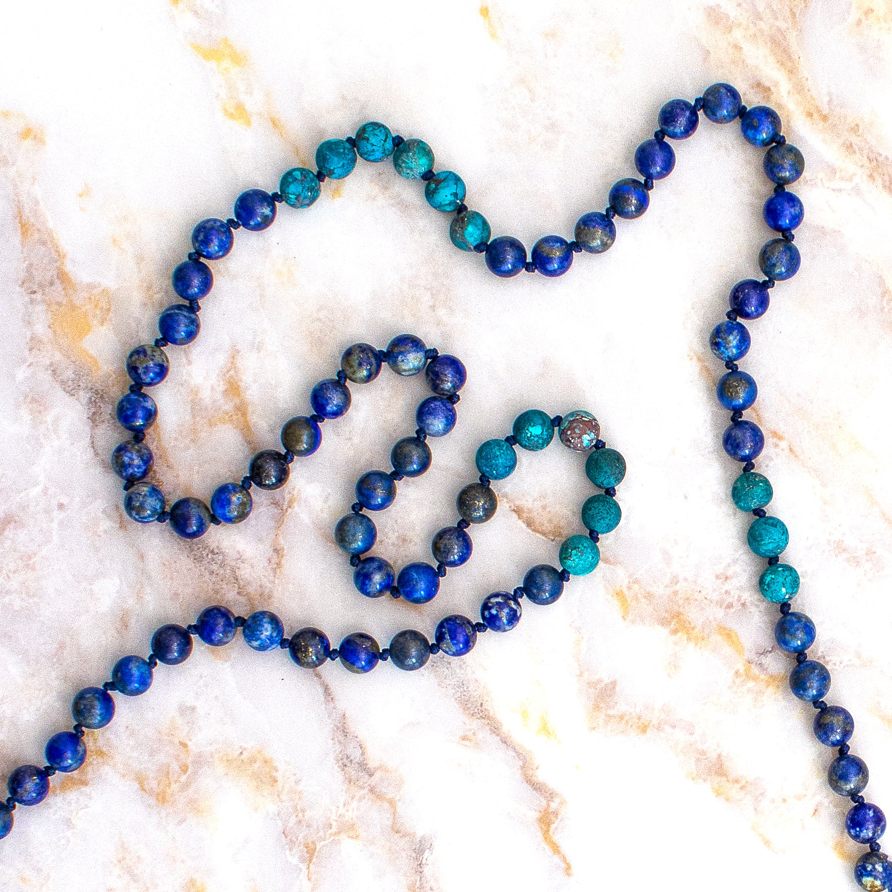 Collana mala apatite lapislazzuli con perline blu e verdi in un design elegante