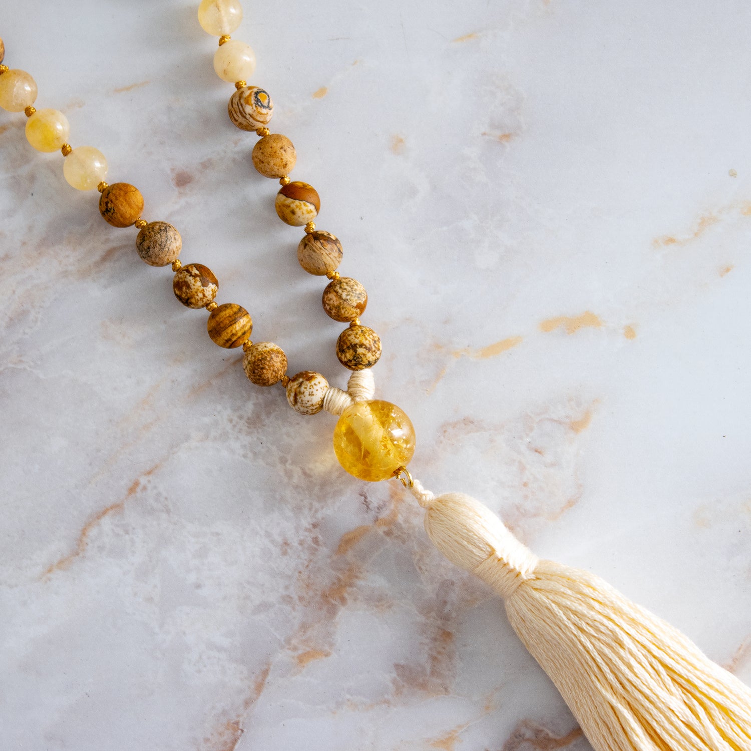Collana mala citrina e diaspro con perle decorative e nappina bianca per pratiche spirituali