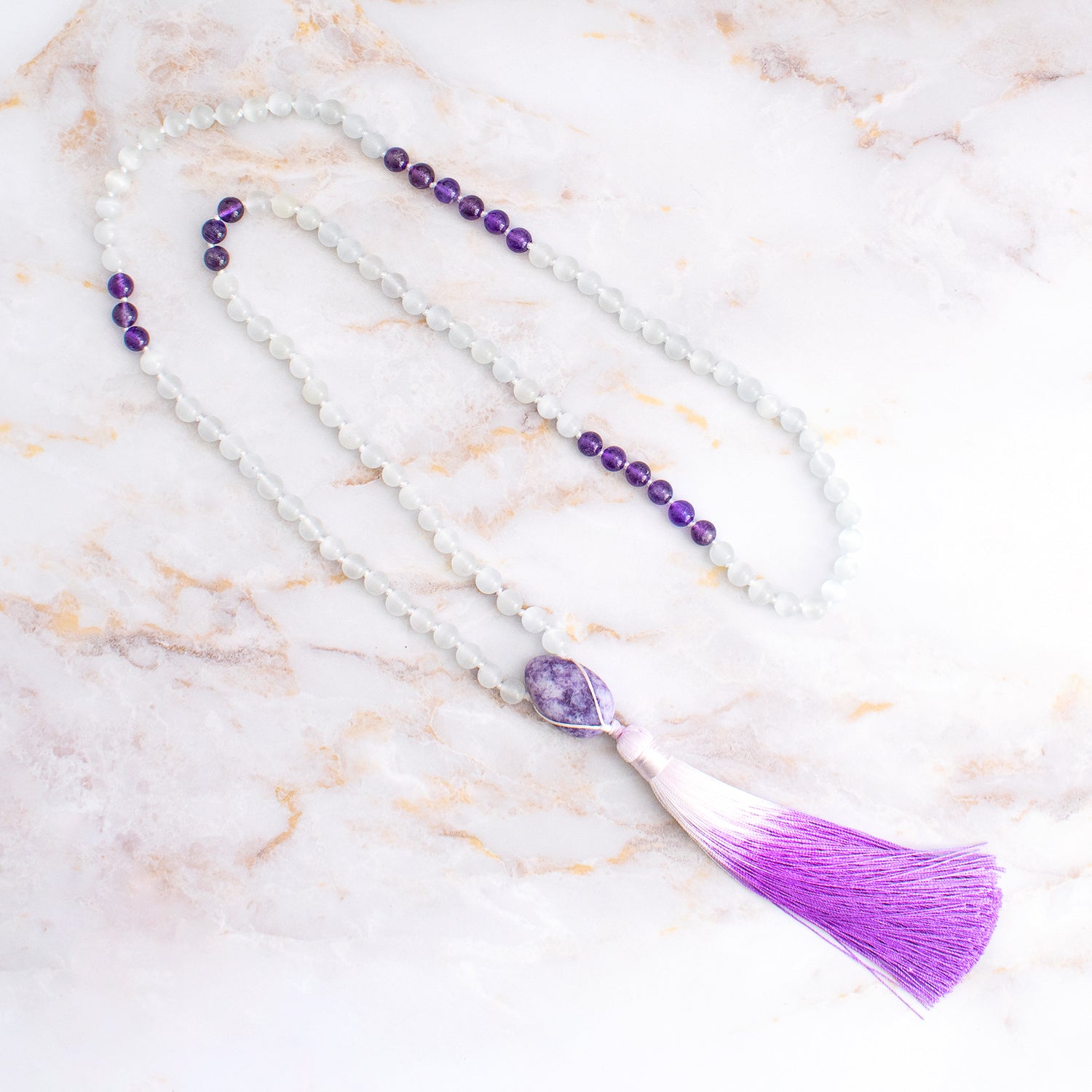 Collana mala lepidolite ametista con perline bianche e viola e un elegante pon pon lilla