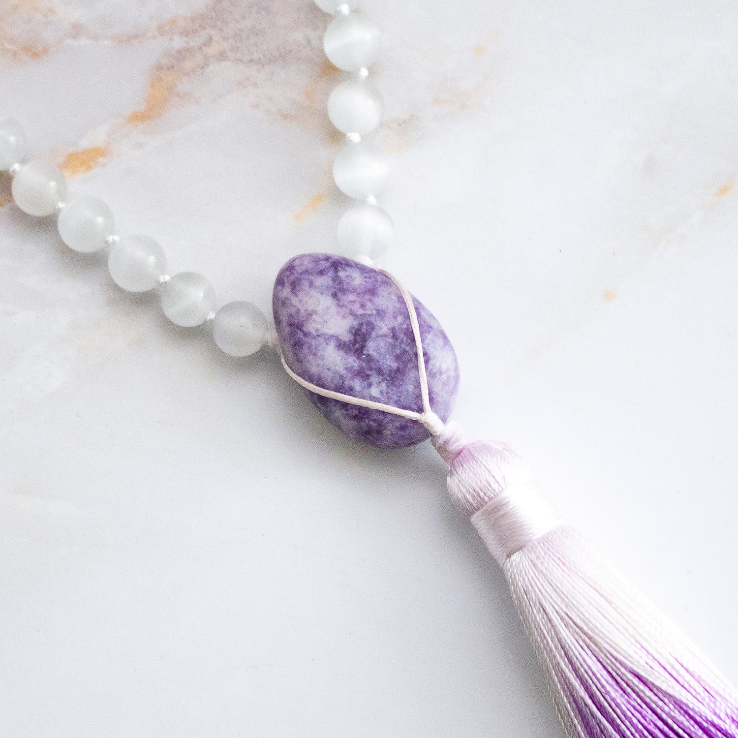 Collana mala lepidolite ametista con perline trasparenti e ponpon colorati