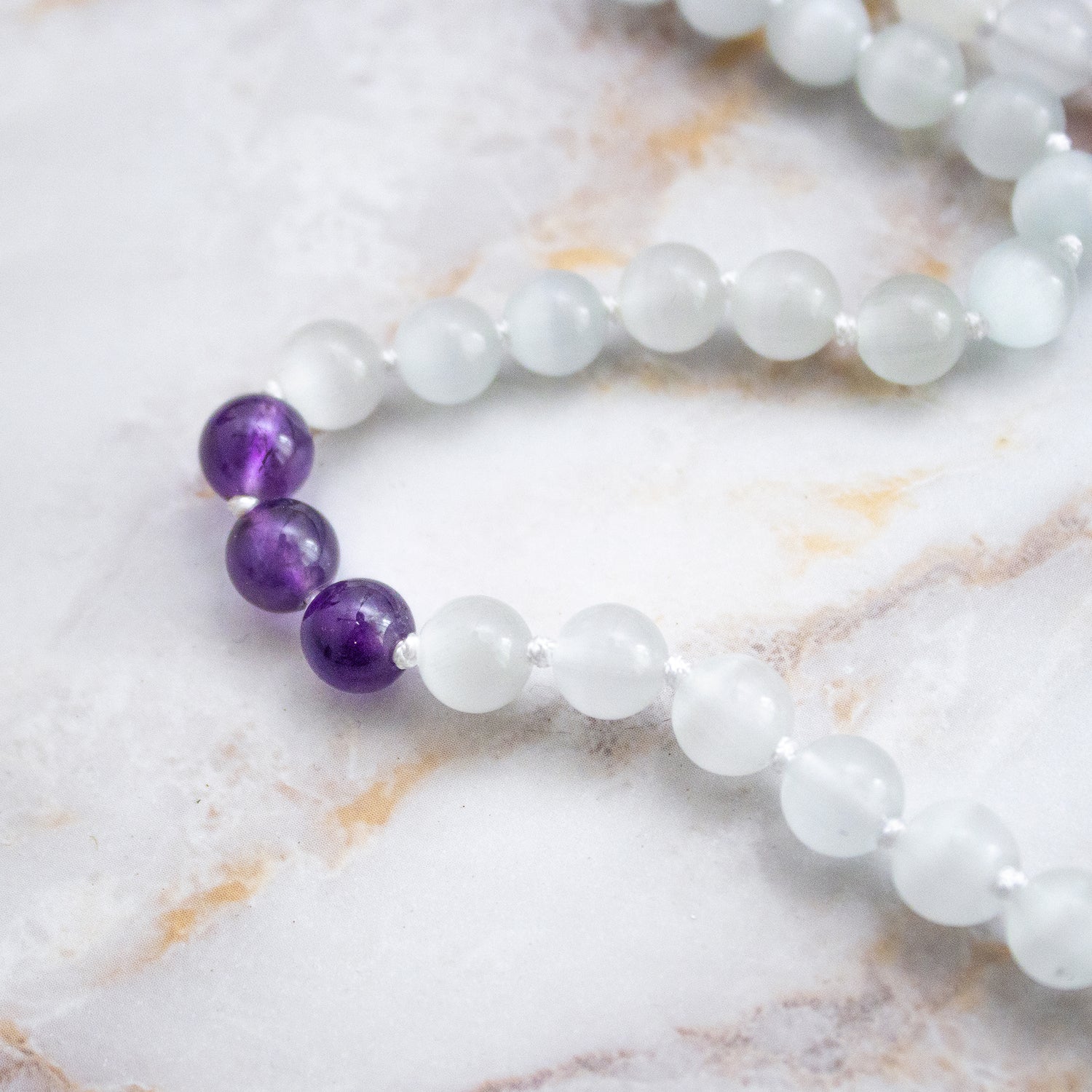 Collana mala lepidolite ametista con perle trasparenti e viola, ideale per la meditazione