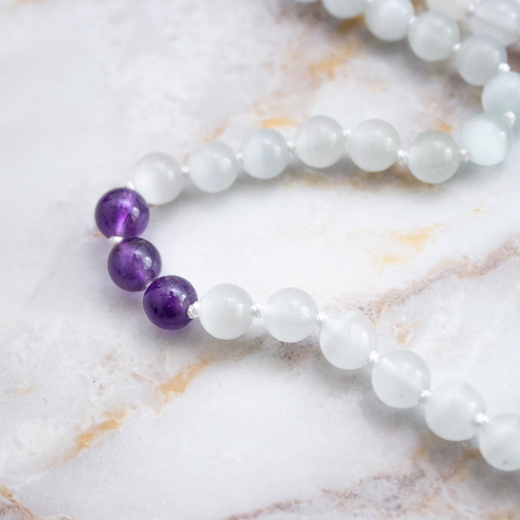 Collana mala lepidolite ametista con perle trasparenti e viola, ideale per la meditazione