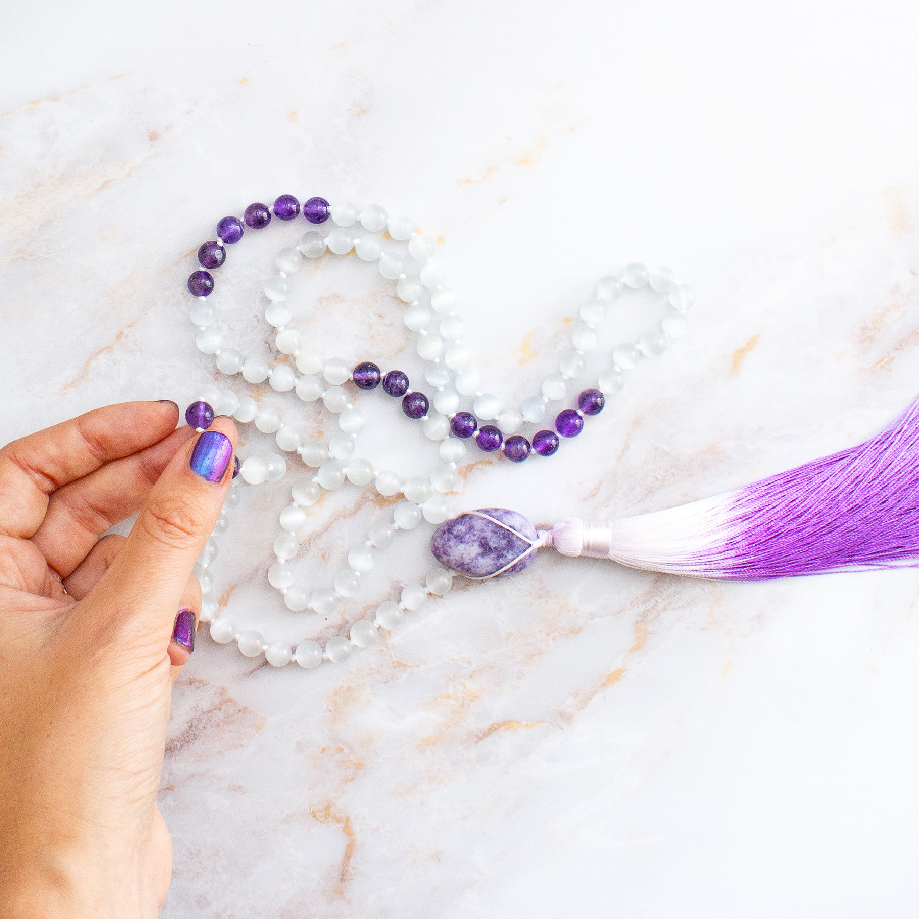 Collana mala lepidolite ametista con perline bianche e viola e una frangia elegante