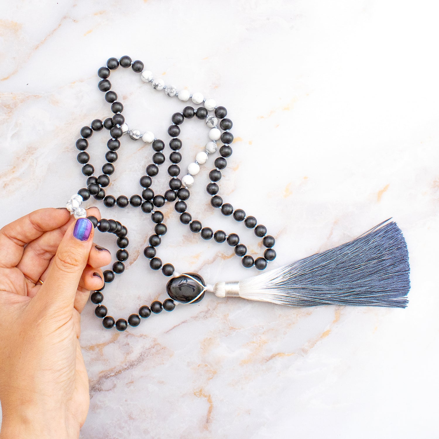 Collana mala ossidiana e howlite con nappo elegante e perline di pietra naturale