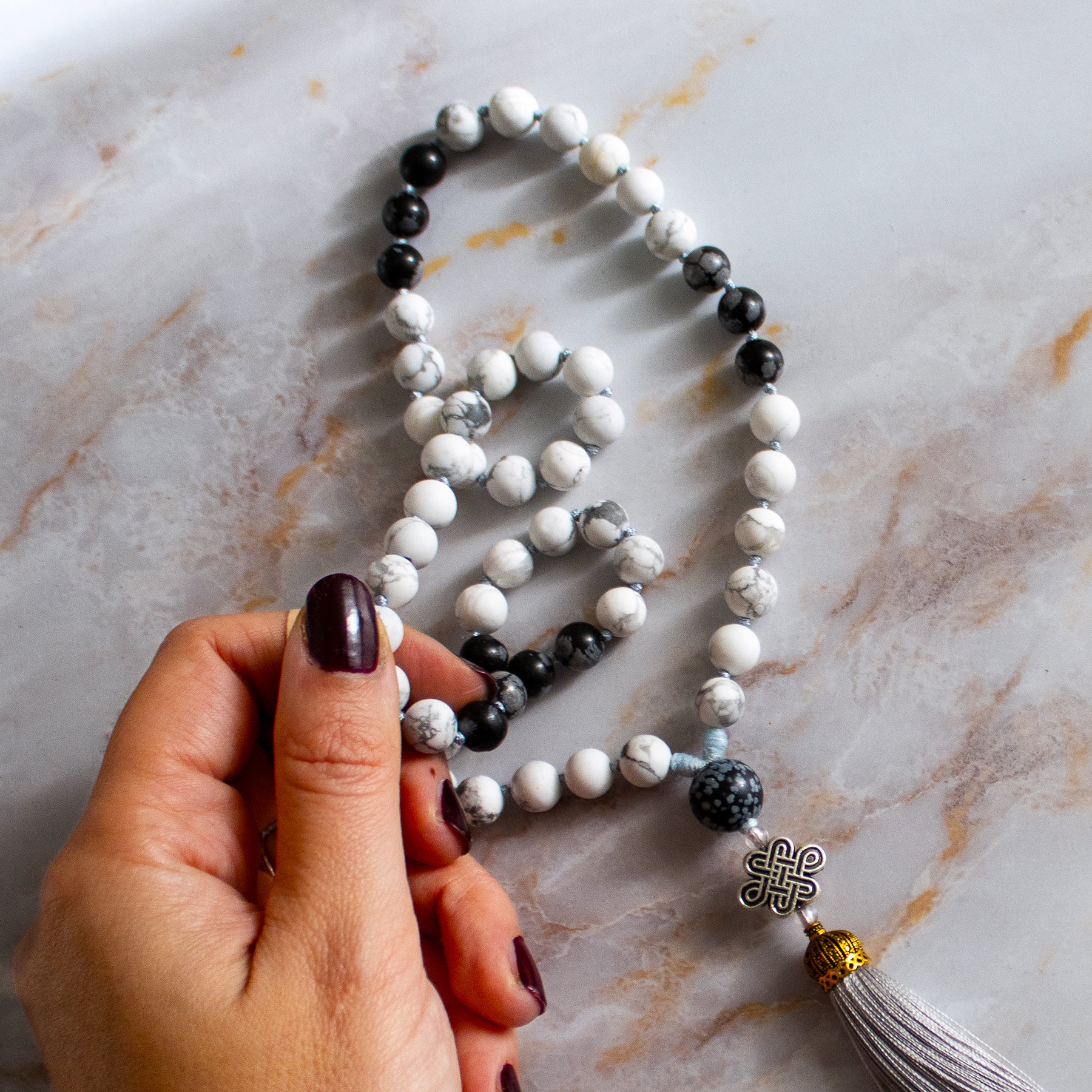 Mala 54 grani "Io sono Protetto" in Ossidiana Fiocco di Neve e Howlite Bianca