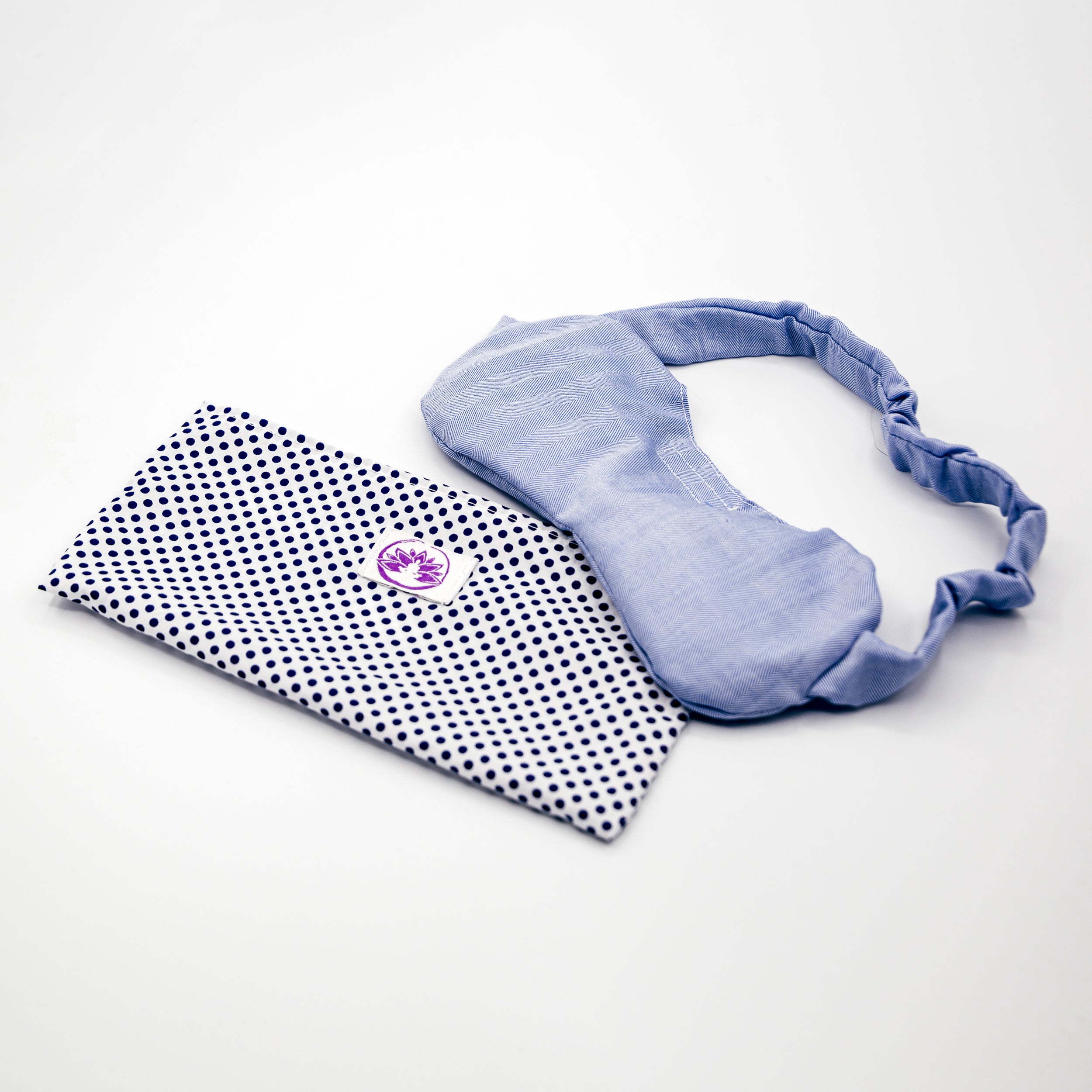 Mascherina balsamica per occhi in tessuto azzurro con soggetto a pois bianchi per il rilassamento