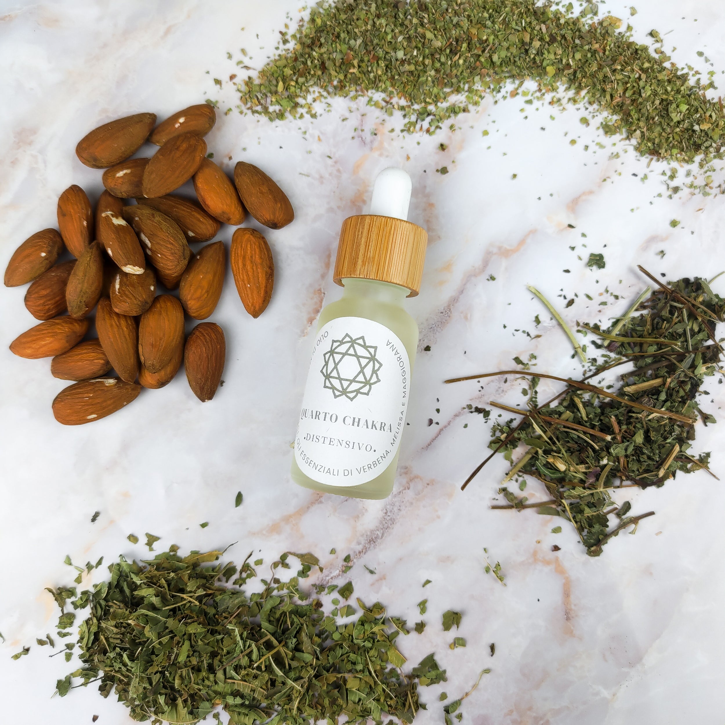 Olio per massaggi quarto chakra con ingredienti naturali, mandorle e erbe essenziali