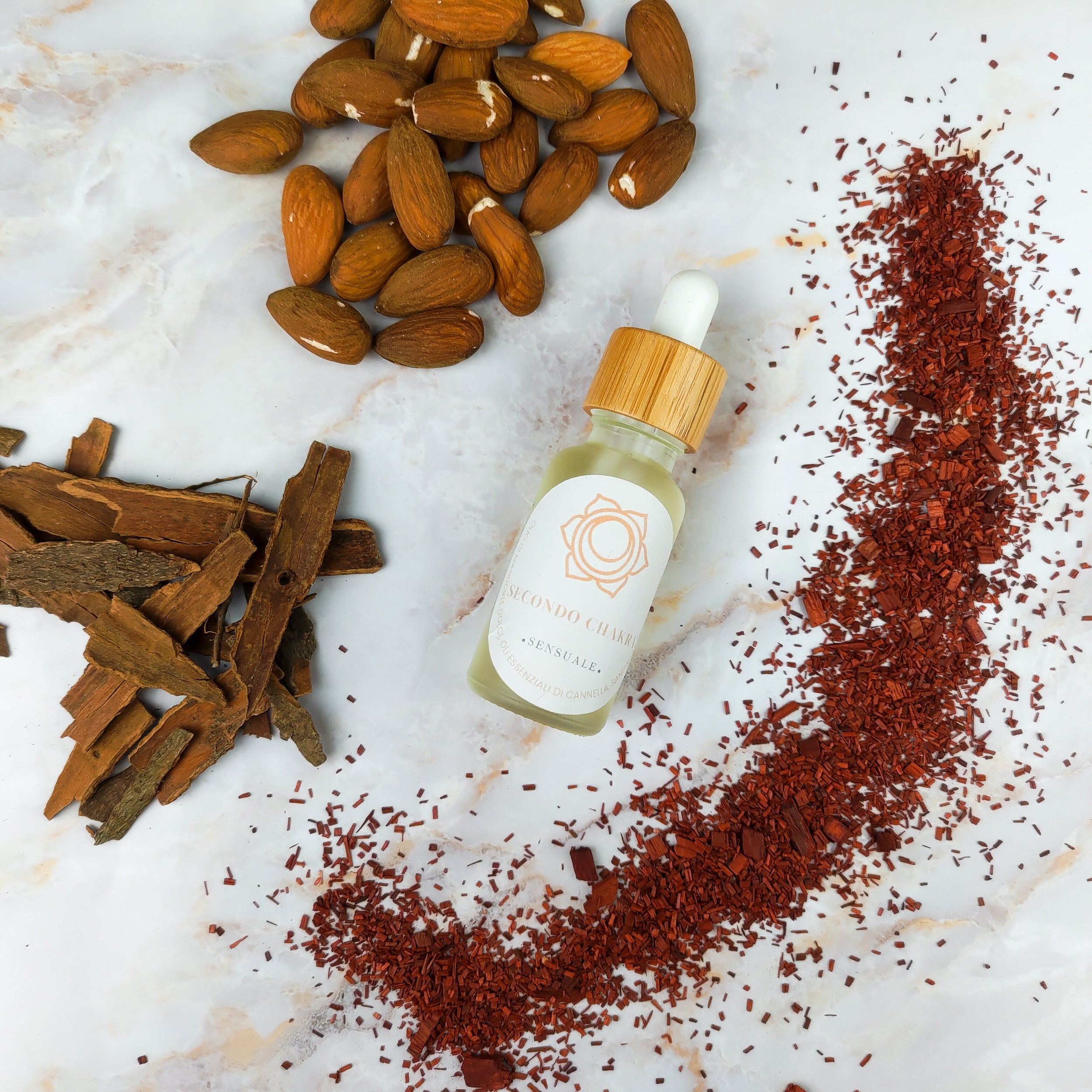 Olio per massaggi secondo chakra con ingredienti naturali come mandorle e spezie