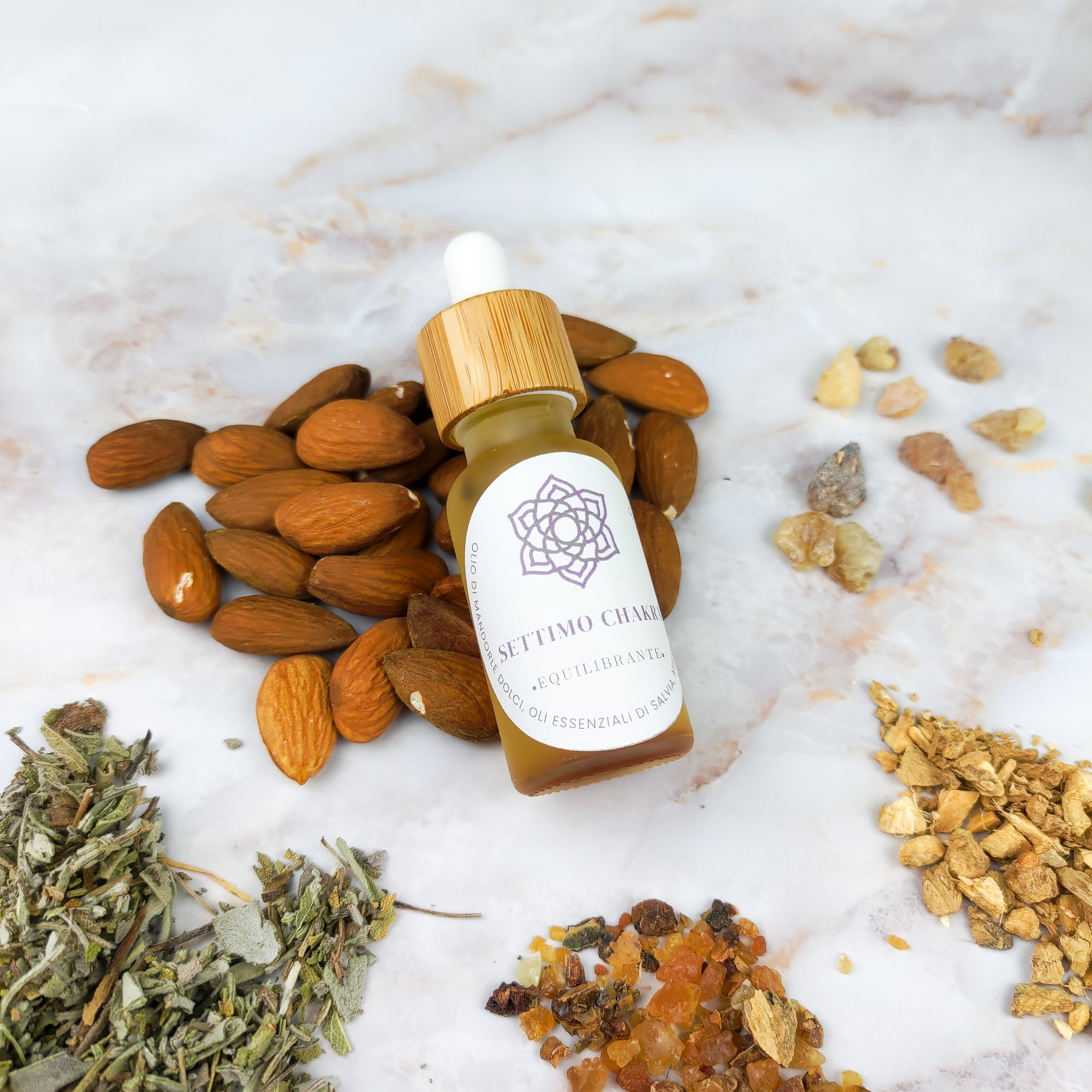 Olio per massaggi settimo chakra in bottiglia con tappo di legno e ingredienti naturali intorno