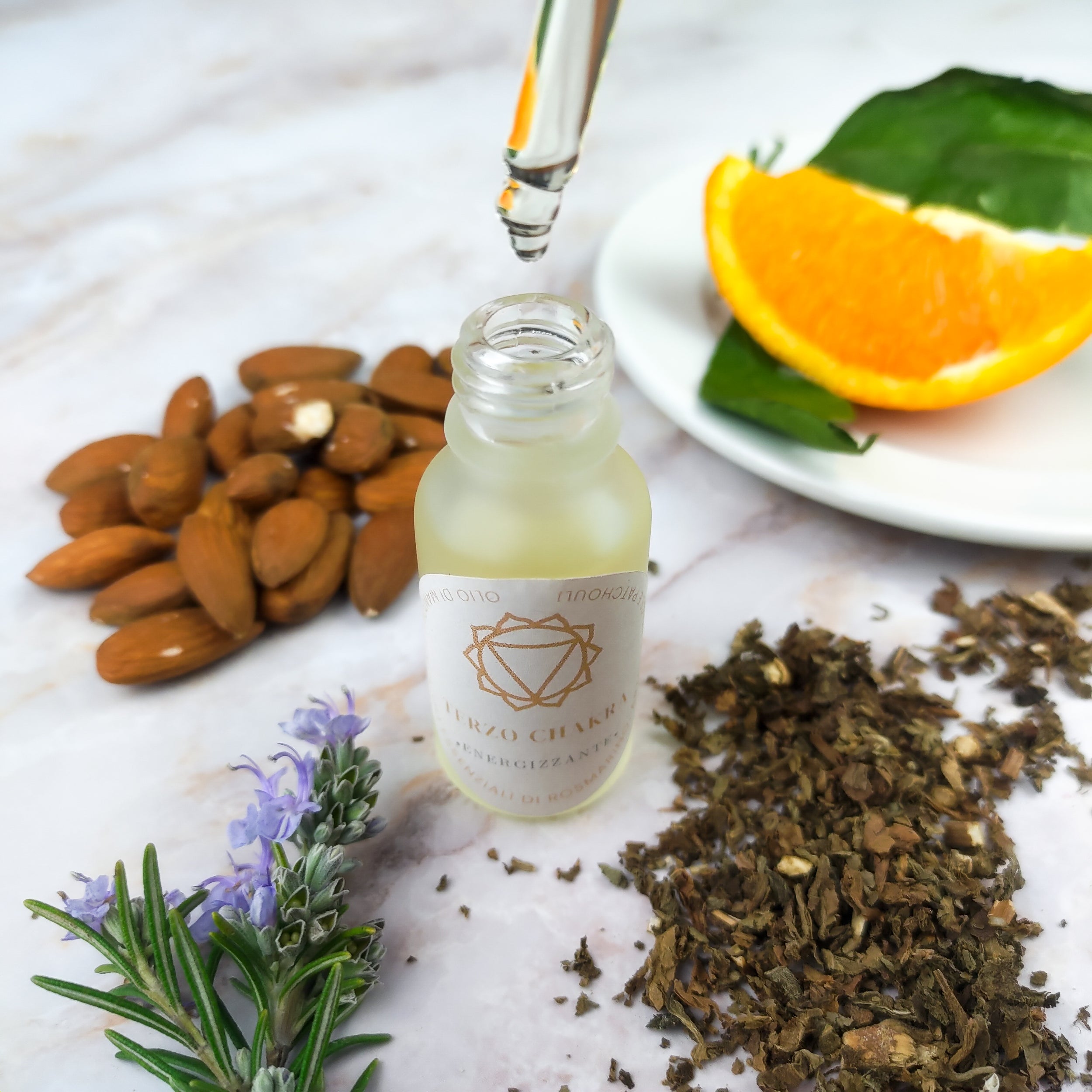 Olio per massaggi terzo chakra in bottiglia con aroma di arancia e ingredienti naturali