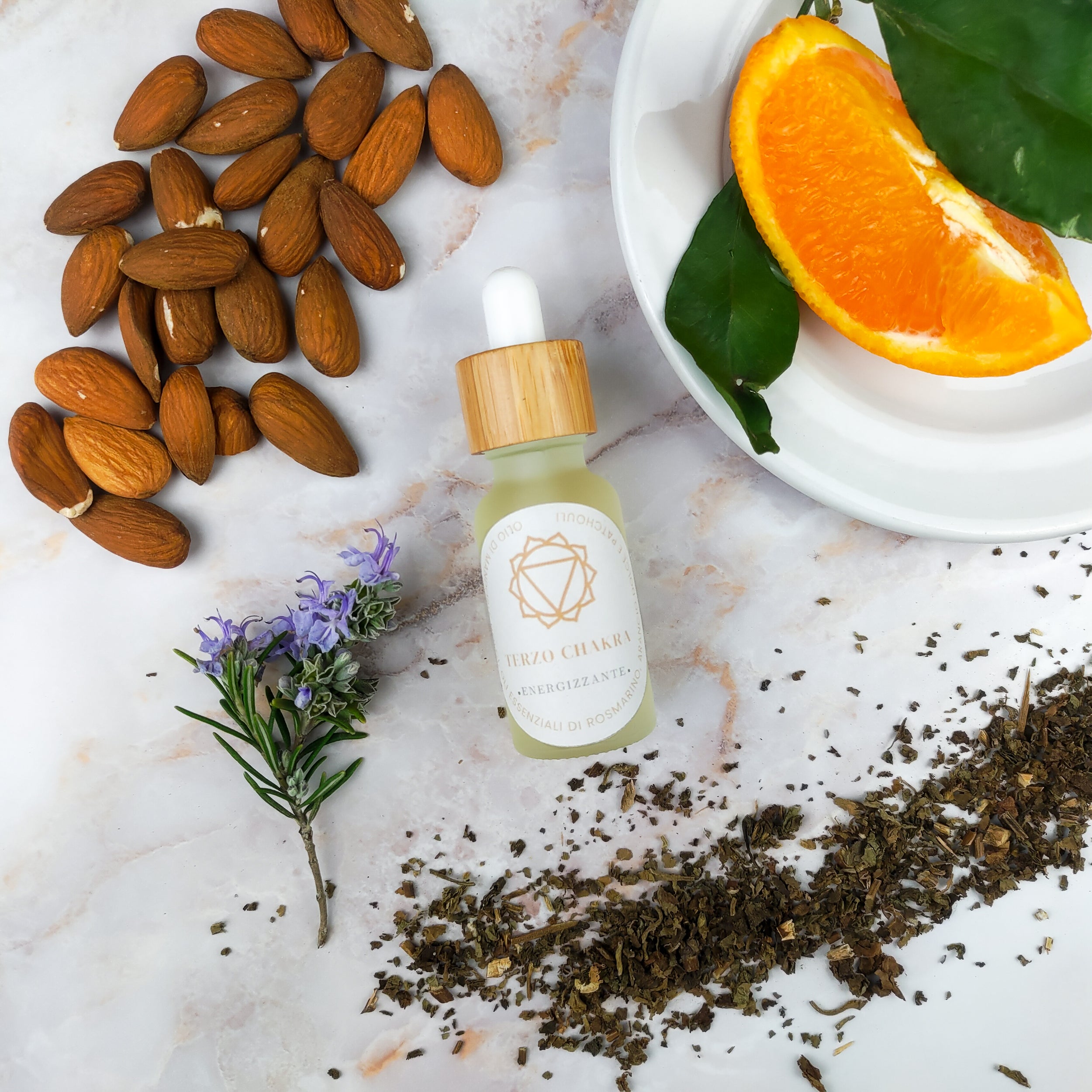 Olio per massaggi terzo chakra con ingredienti naturali come mandorle, arancia e foglie