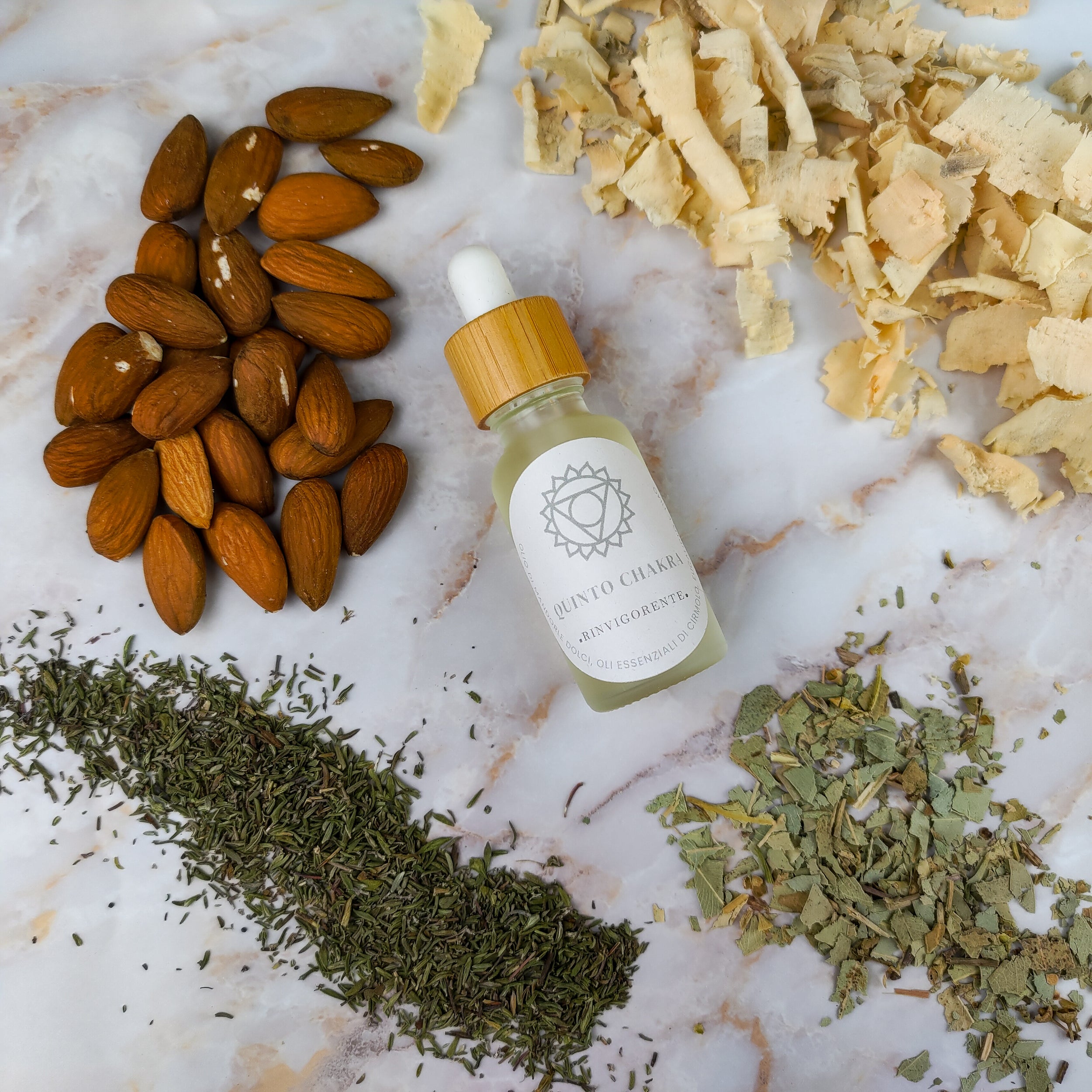 Olio per massaggi quinto chakra con ingredienti naturali come mandorle e erbe aromatiche