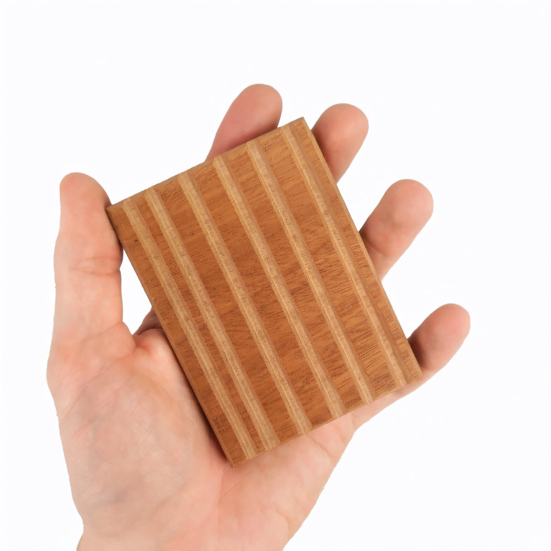 Barra di sapone al burro di karitè su un supporto in legno, ideale per decorare il bagno