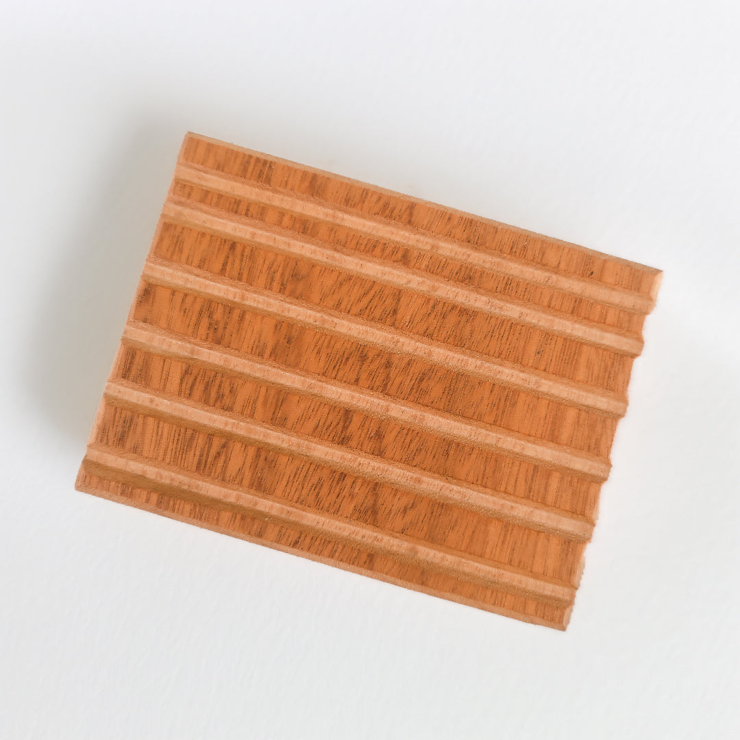 Sapone al burro di karitè in forma rettangolare con motivo a righe per una detersione delicata