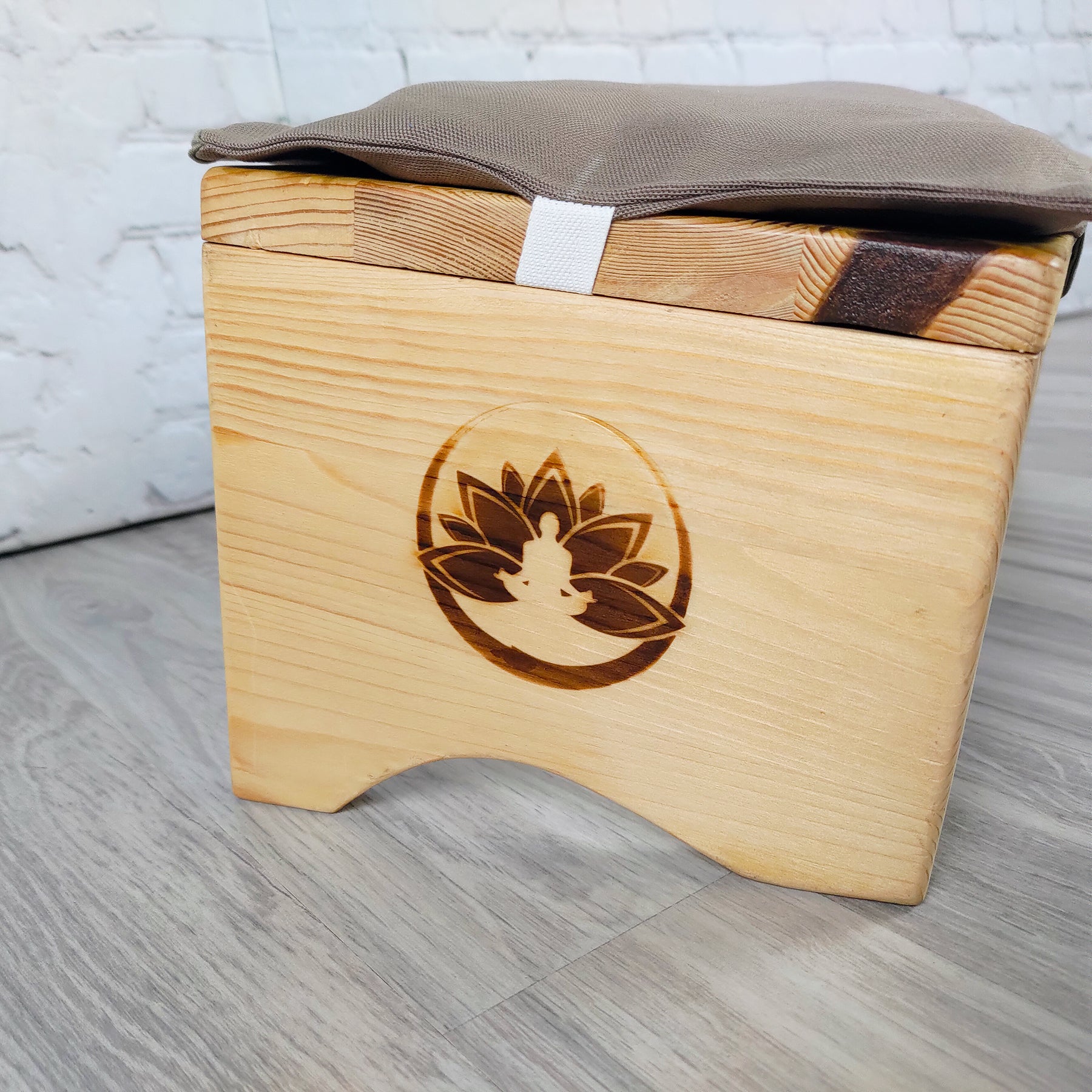 Panchetta imbottita di legno con cuscino, set meditazione con sgabello cotone naturale scuro per pratiche zen