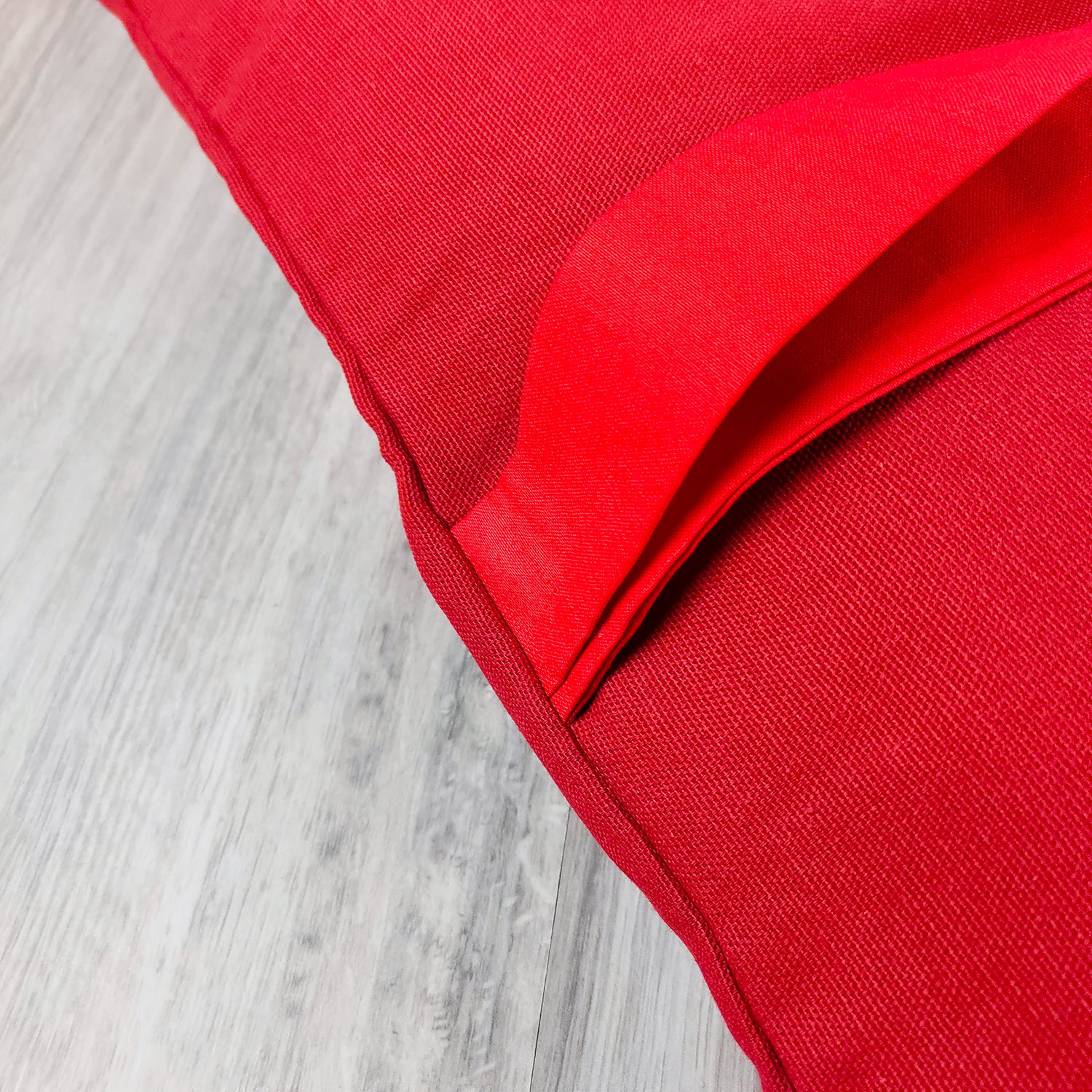 Dettaglio di un cuscino imbottito di cotone rosso per il set meditazione con sgabello cotone rosso