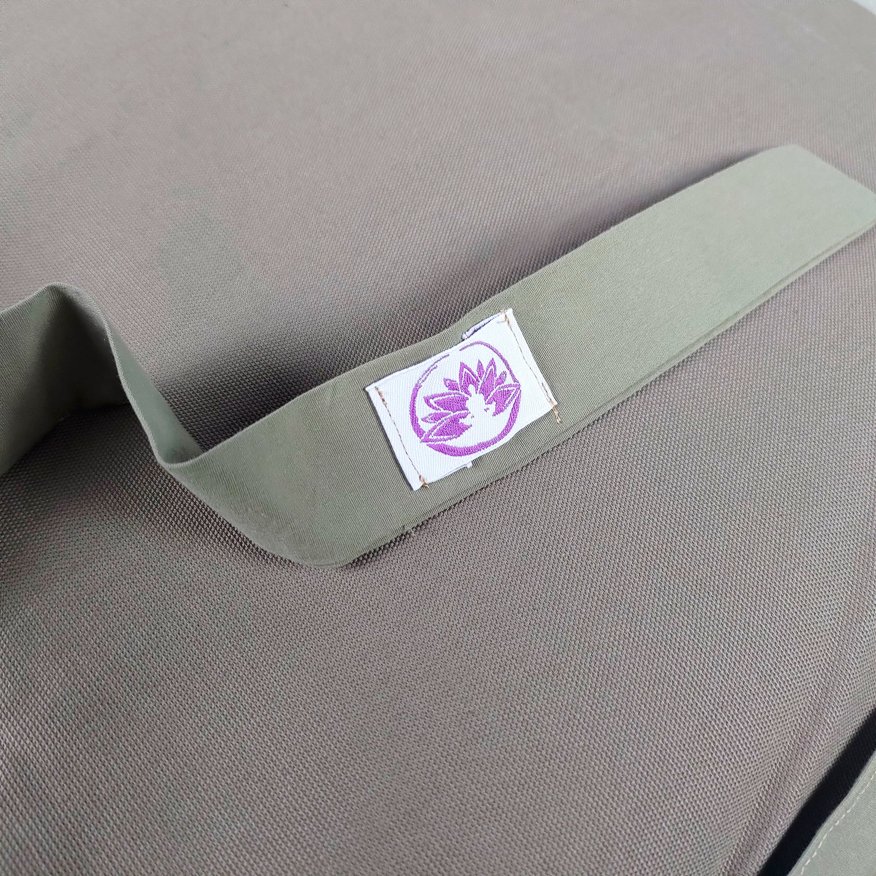 Cuscino di supporto lombare in cotone naturale scuro, parte del set meditazione con zafu classico cotone naturale scuro