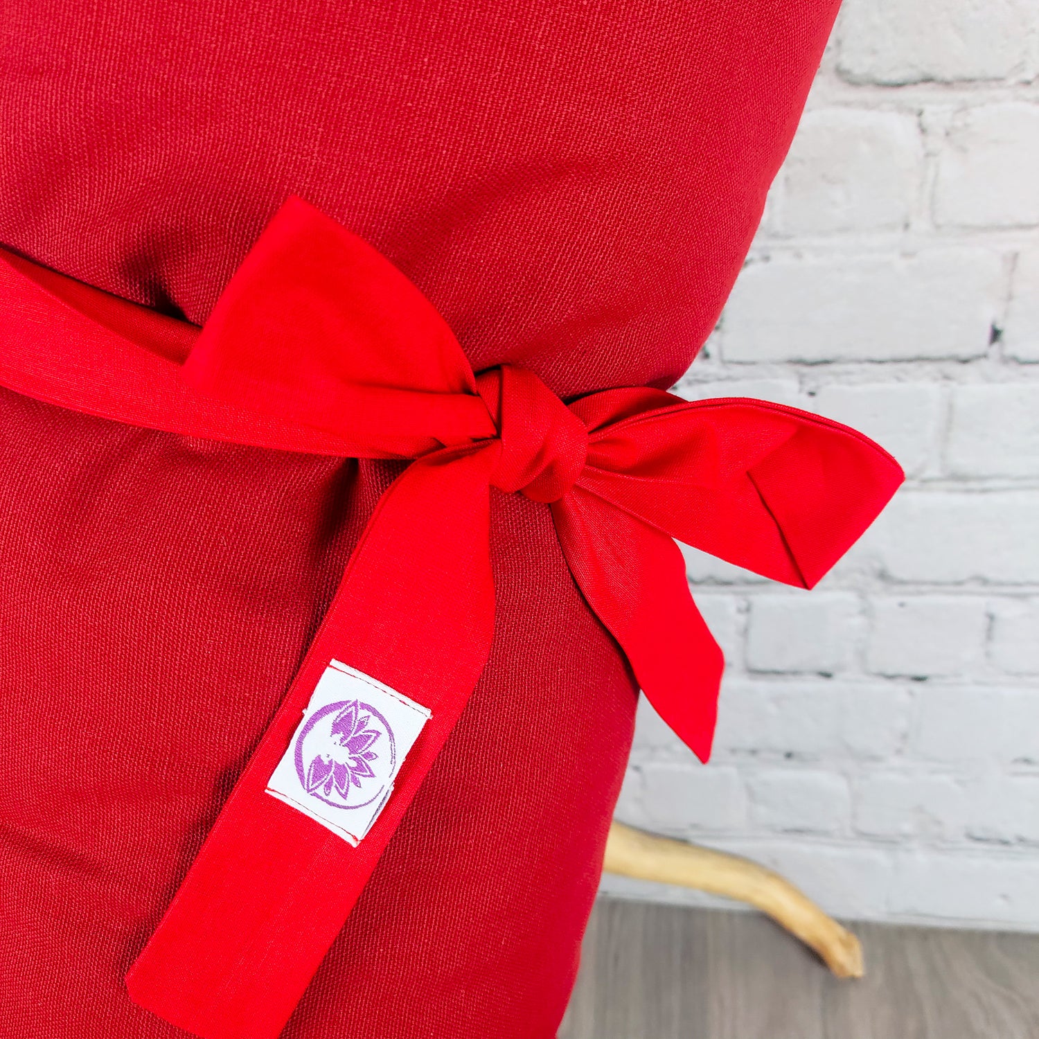 Cuscino di supporto lombare in cotone rosso, parte di un set meditazione con zafu classico cotone rosso