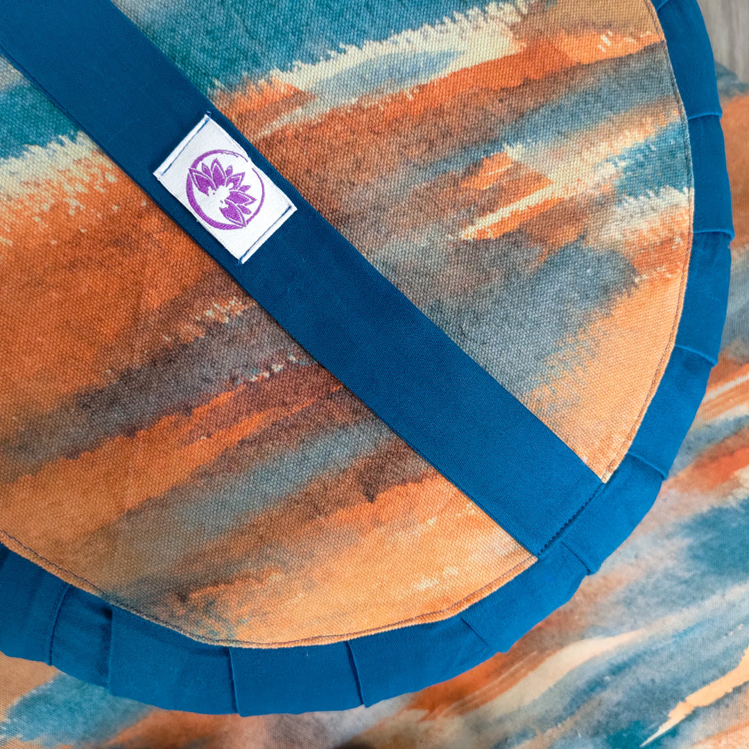 Set meditazione zima con cuscini di supporto lombari in colori arancioni e blu per il comfort durante la meditazione