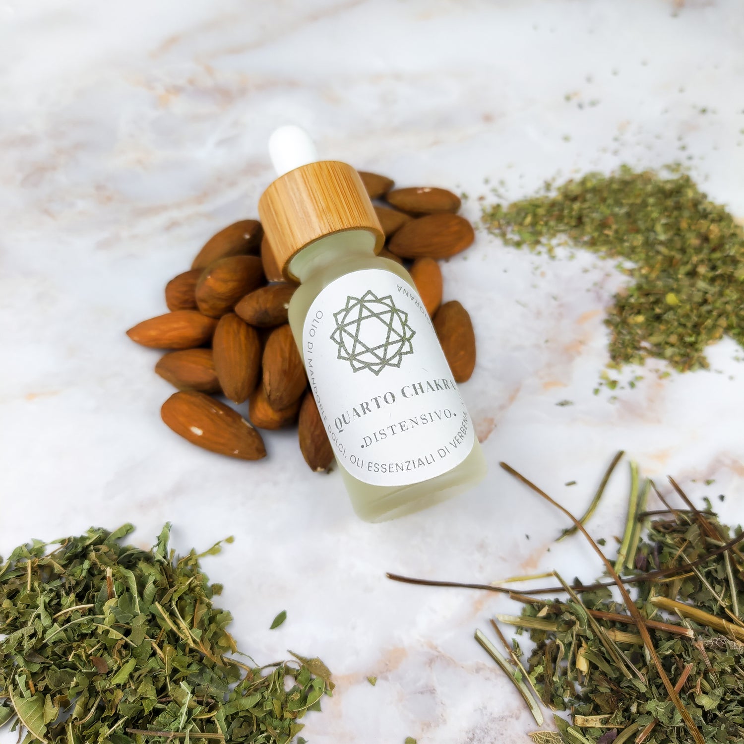 Set oli essenziali chakra con boccetta di olio e mandorle per massaggi rilassanti e aromaterapia