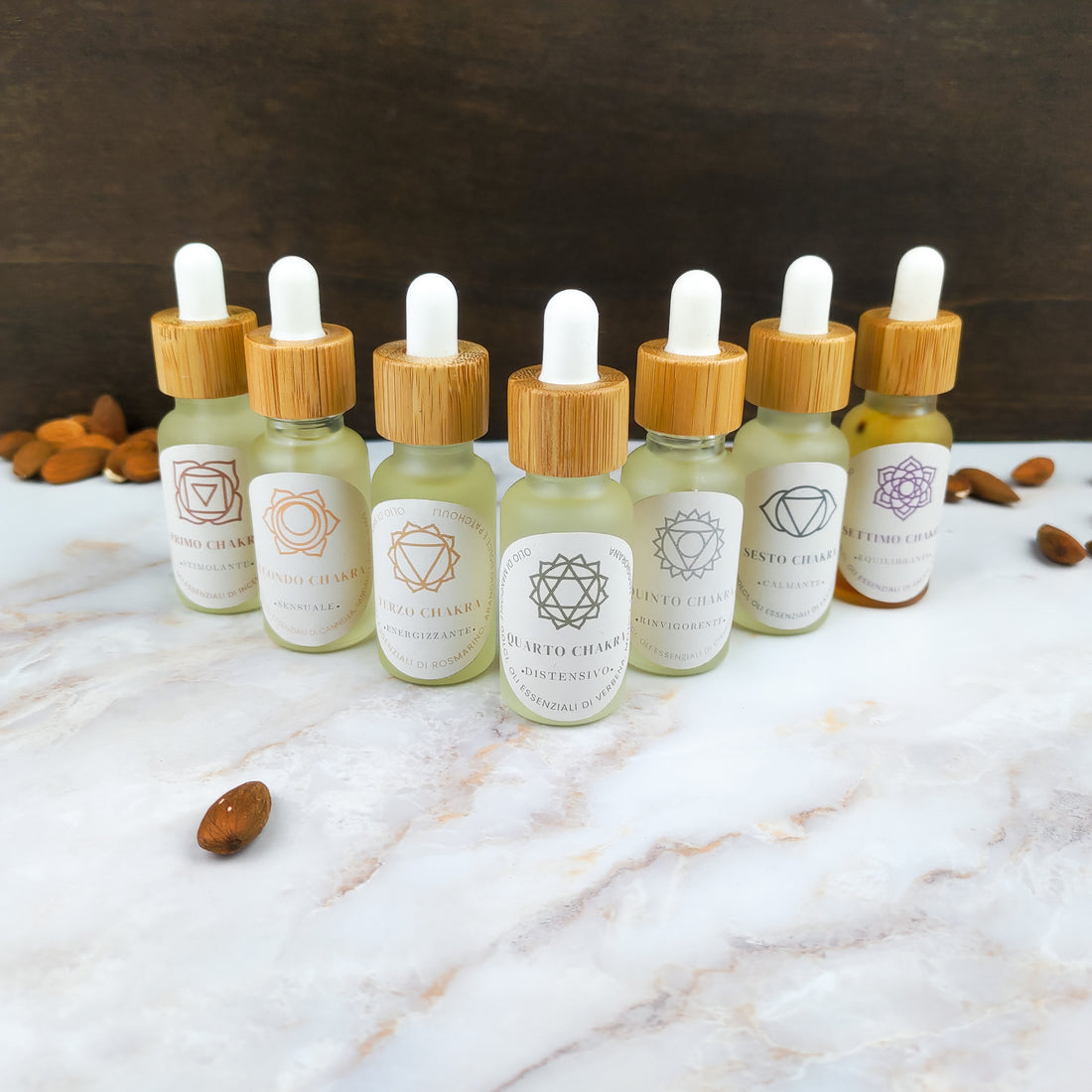 Set oli essenziali chakra in bottiglie con contagocce per massaggi rilassanti e benessere olistico