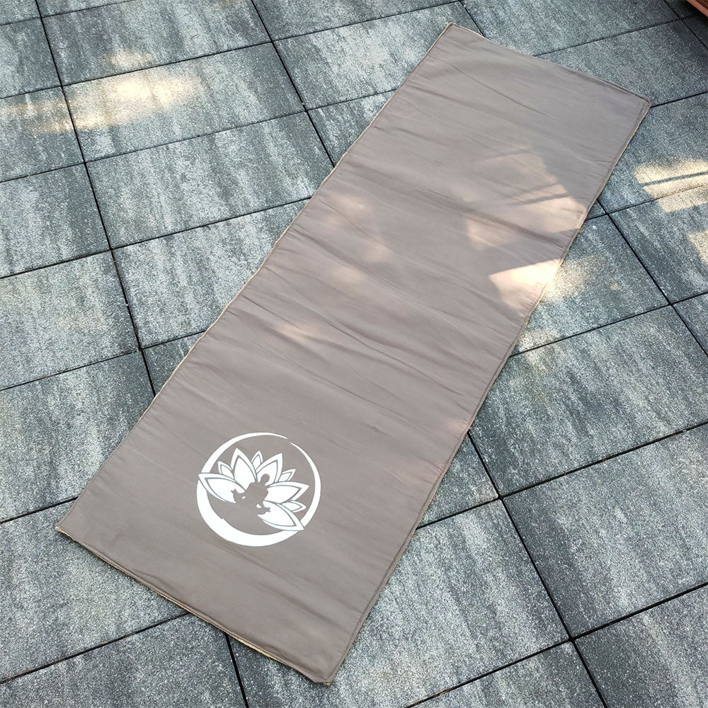 Stuoia da yoga beige con logo a forma di loto, set yoga made in Italy