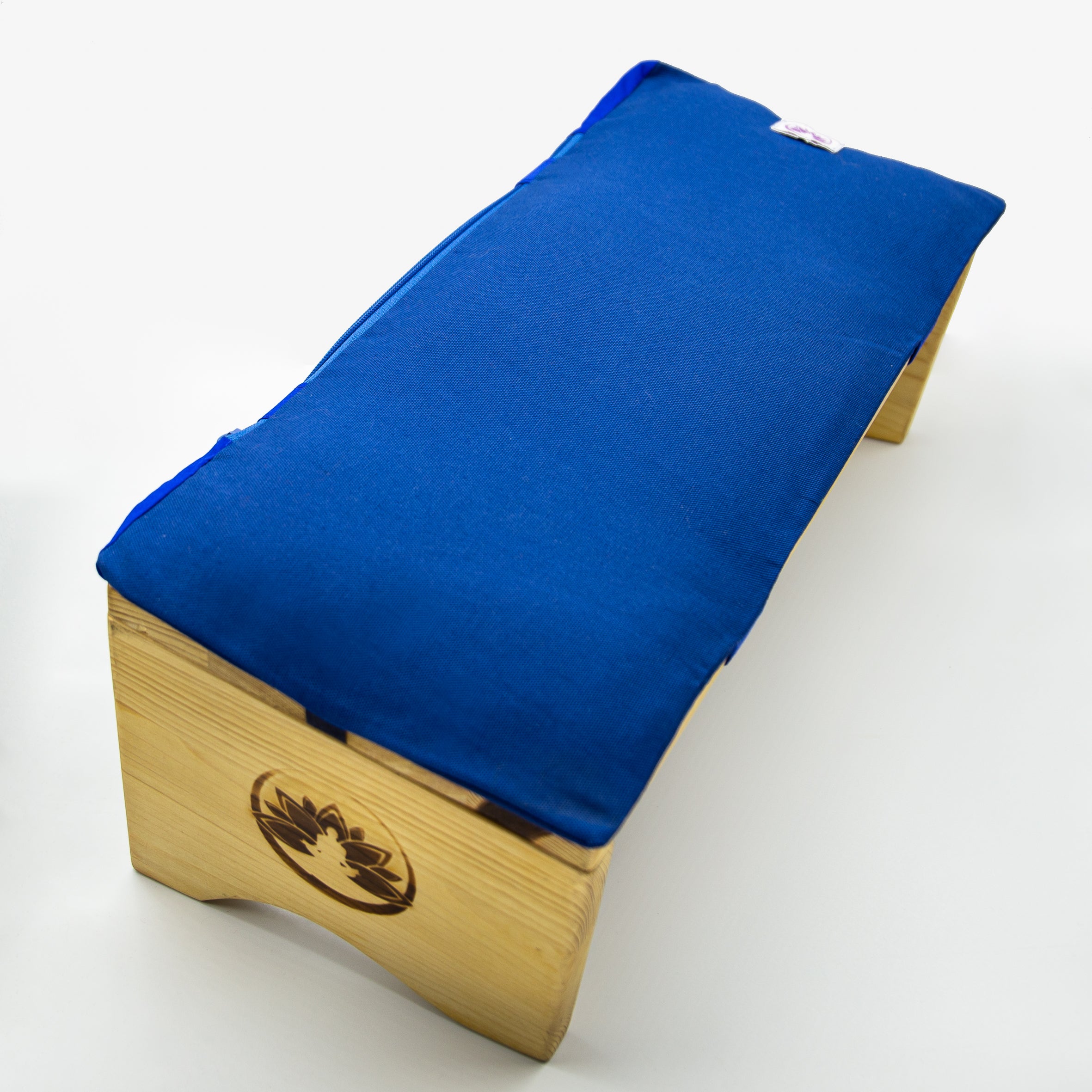 Sgabello meditazione blu imbottito con base in legno, ideale per pratiche di meditazione confortevoli