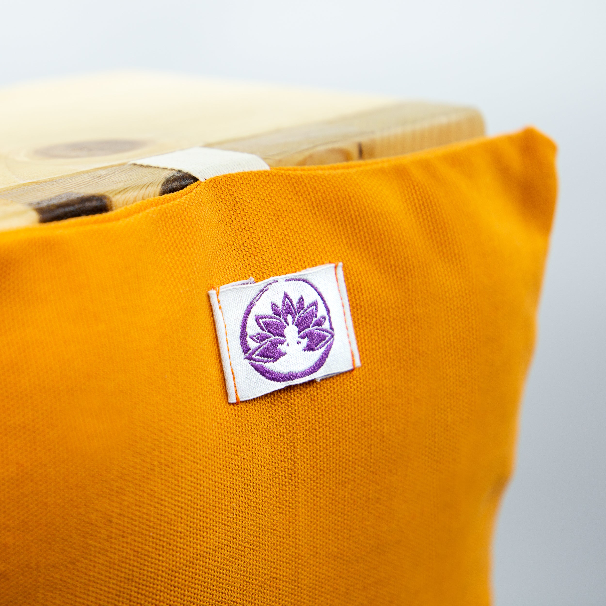 Sgabello meditazione Shop Zen in tessuto arancione con logo ricamato per comfort durante la meditazione