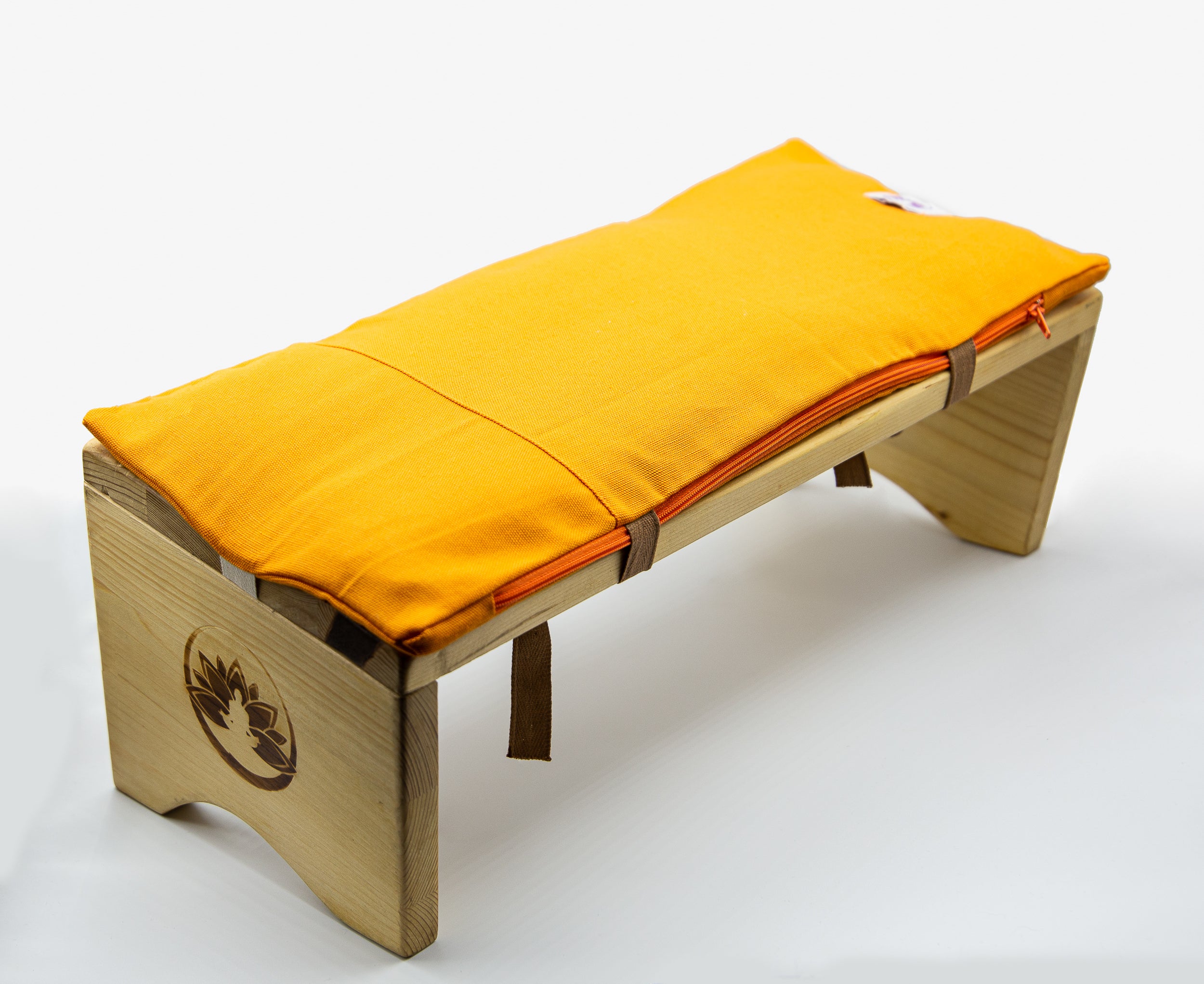 Sgabello meditazione imbottito arancione con struttura in legno per comfort durante la meditazione
