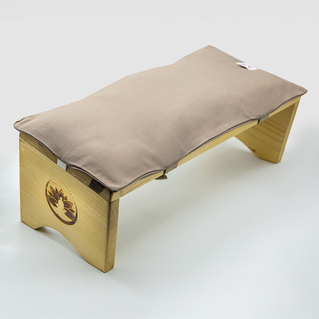 Sgabello meditazione in legno con cuscino imbottito beige per pratiche di meditazione confortevoli