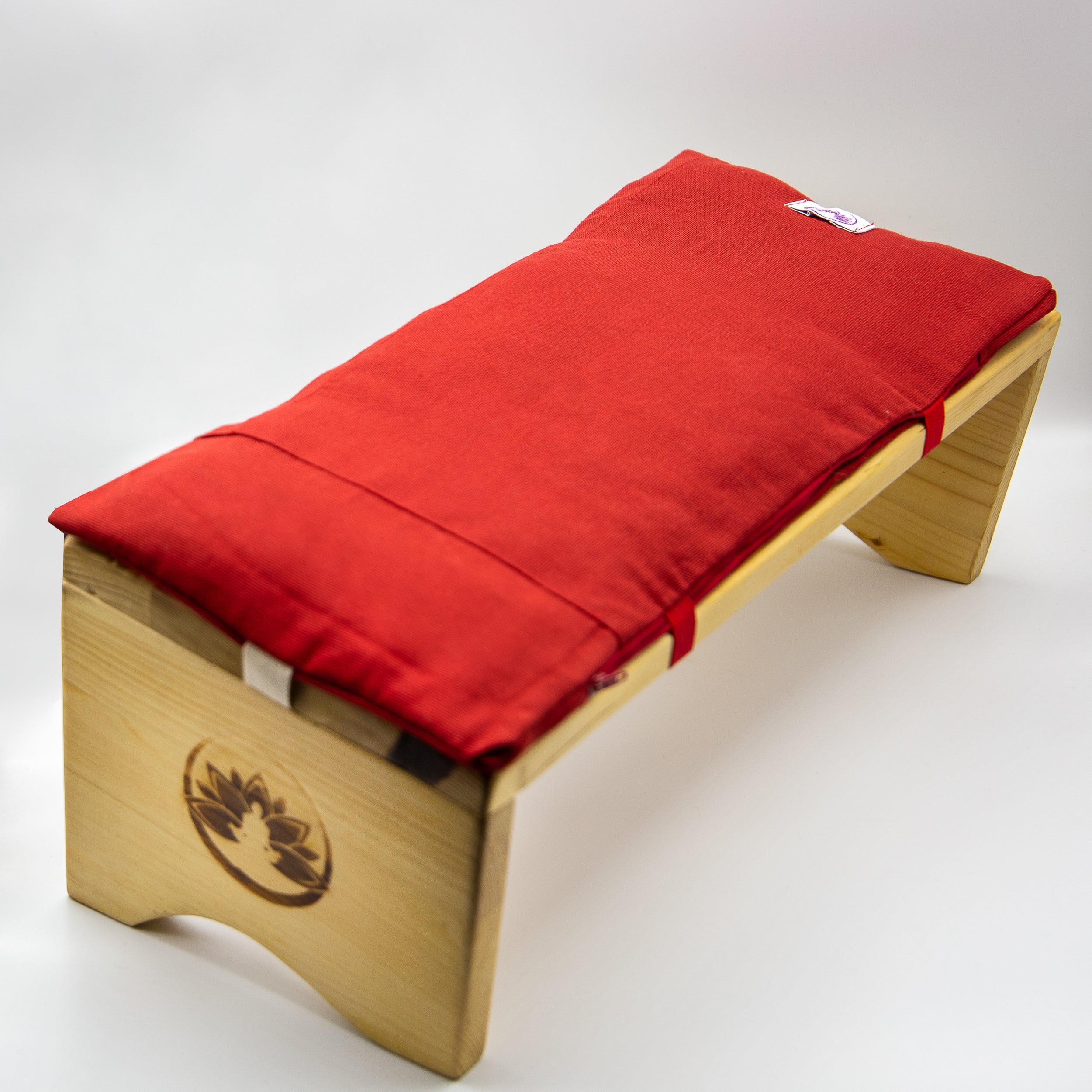 Sgabello meditazione imbottito rosso su supporto in legno per pratiche di meditazione confortevoli
