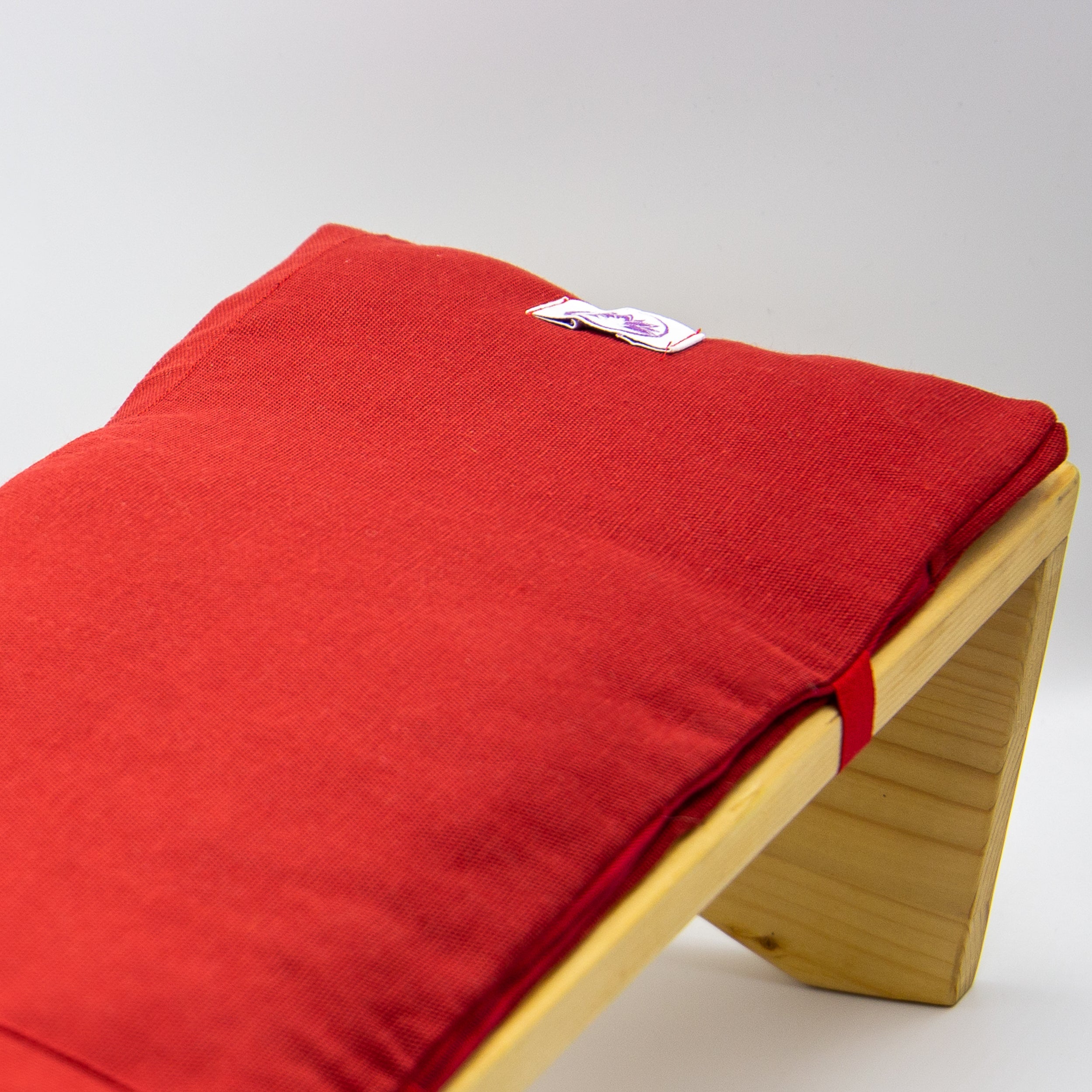 Sgabello meditazione in tessuto rosso con imbottitura per un comfort ottimale durante la meditazione
