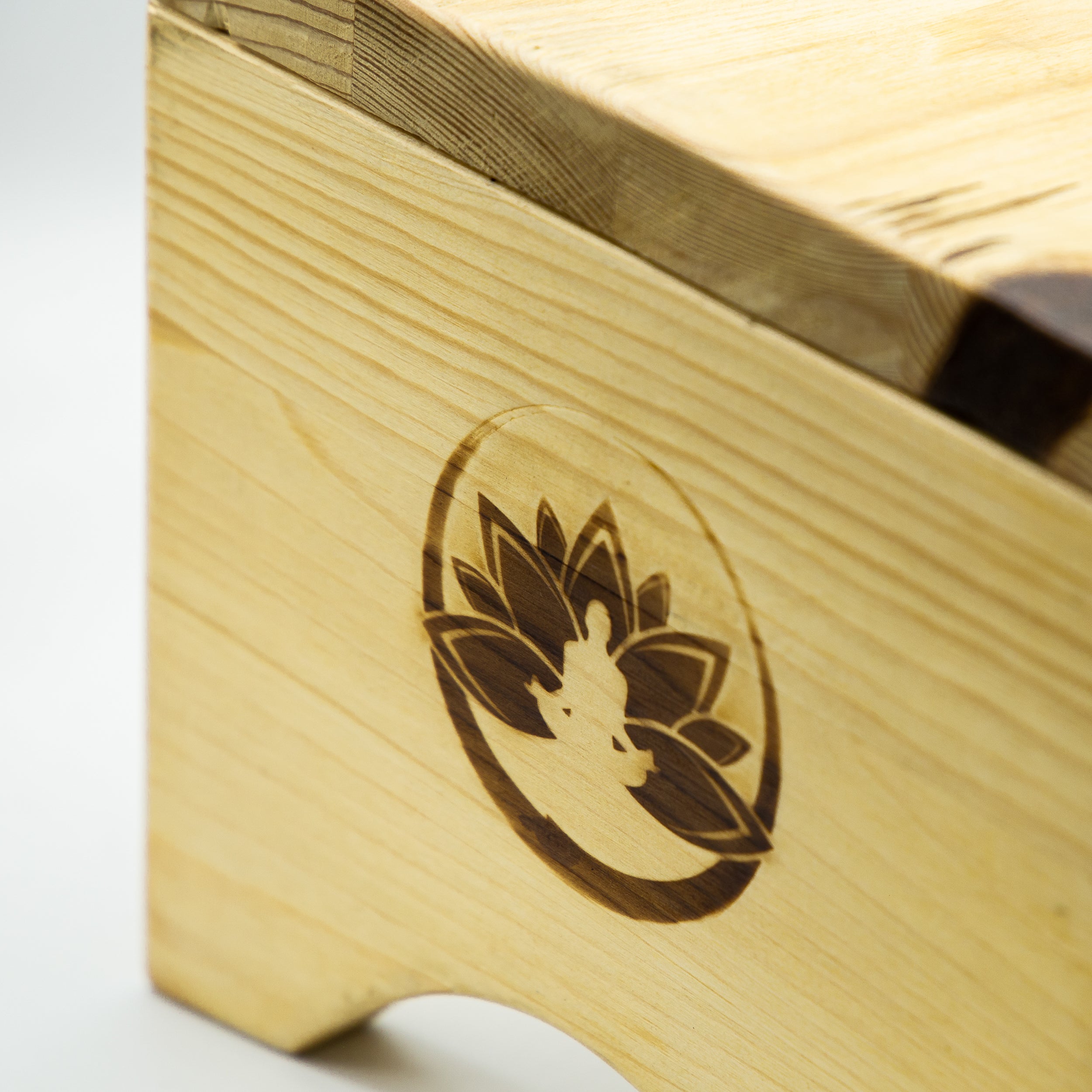 Sgabello meditazione legno di Shop Zen con design elegante e simbolo di loto per il relax