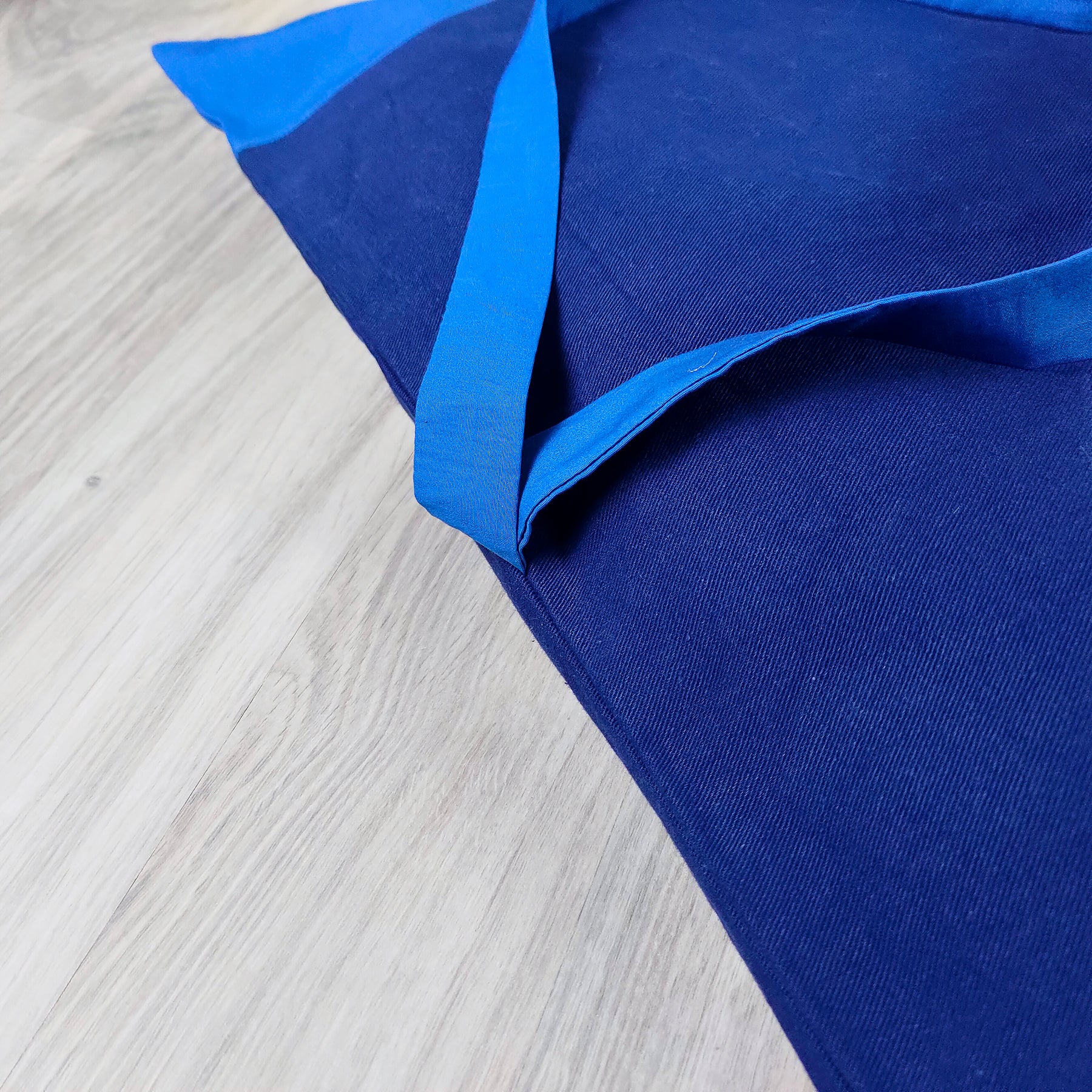 Tappetino zabuton blu con bordi di supporto per migliorare il comfort durante la meditazione