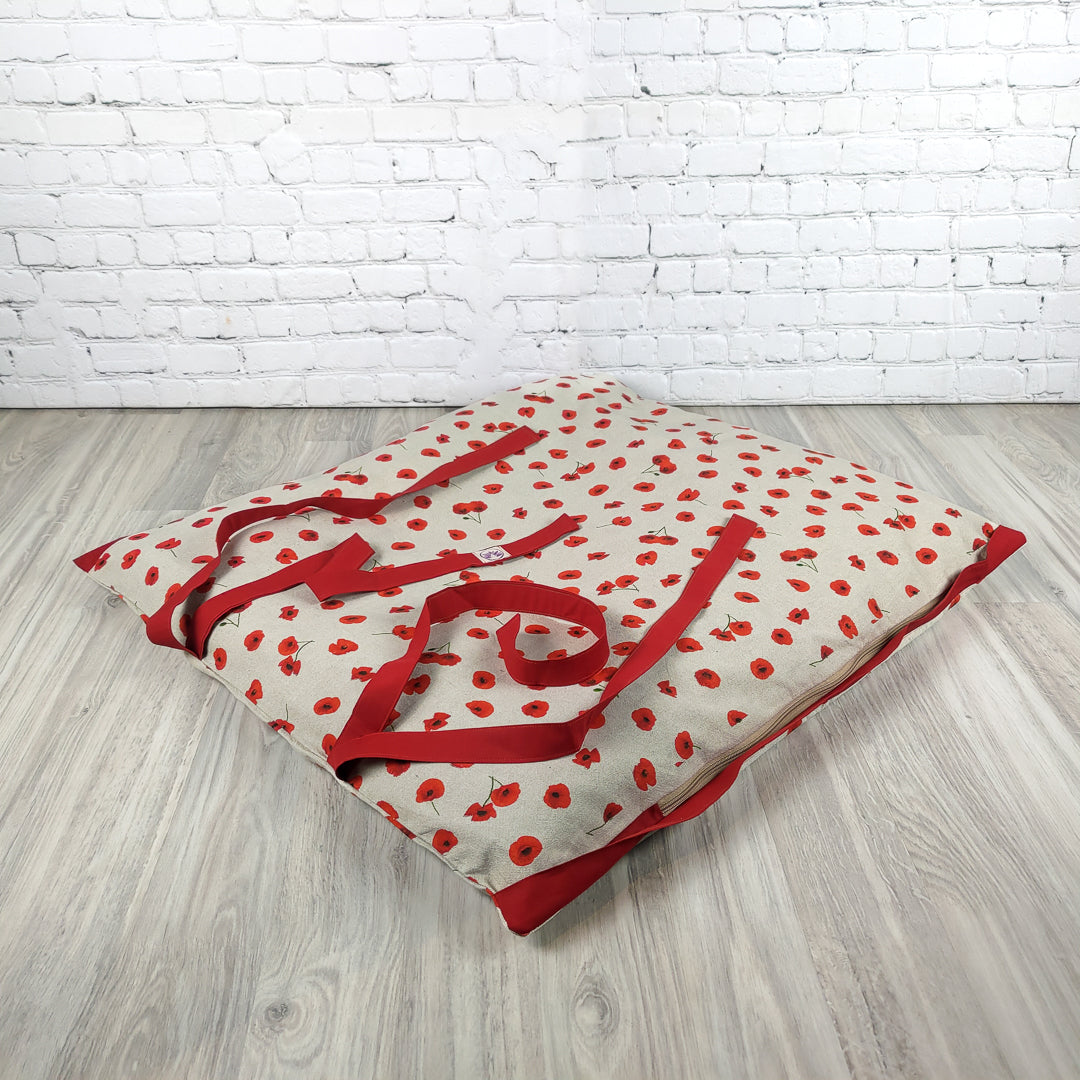 Tappetino zabuton Enki con motivo a pois rossi, ideale per comfort e supporto durante la meditazione