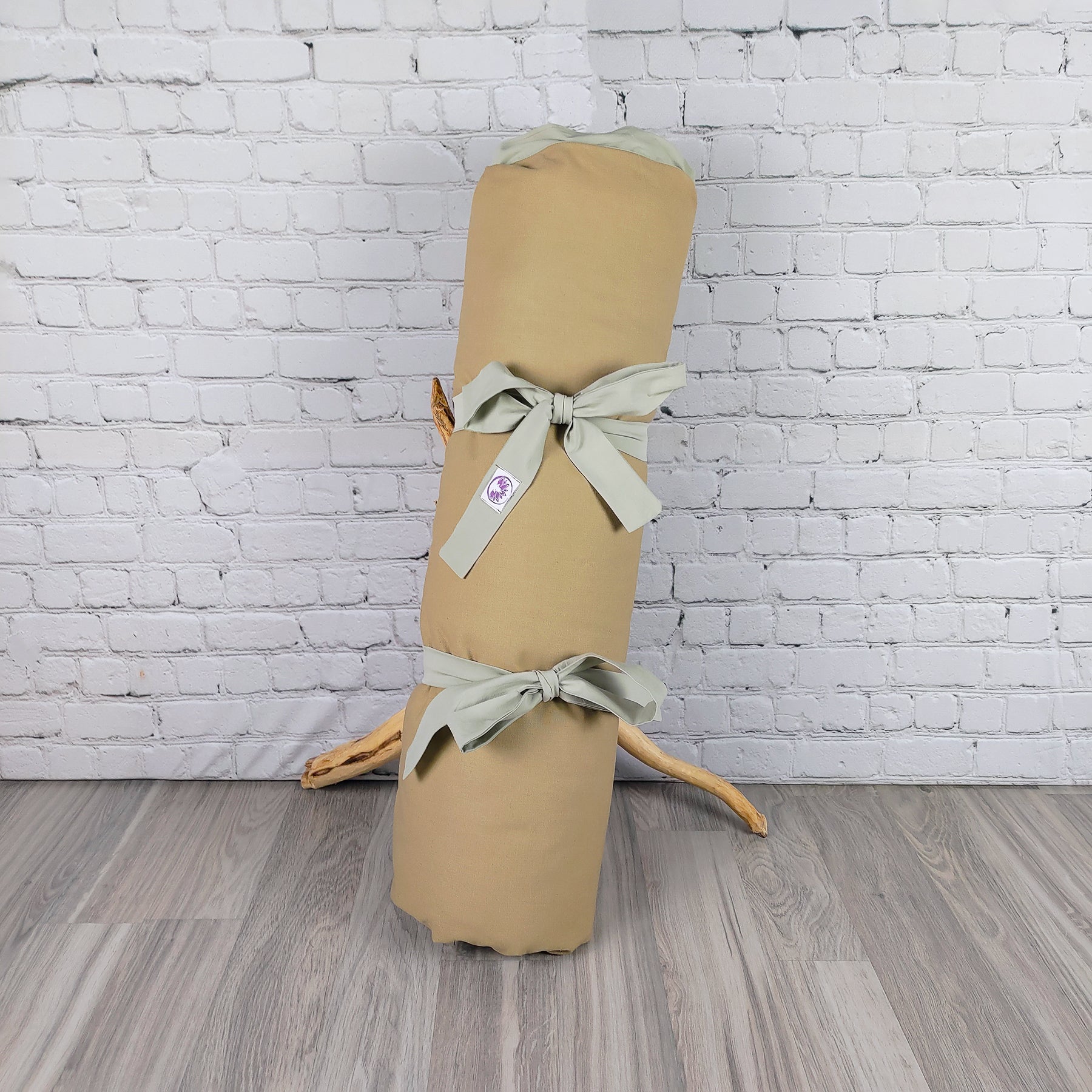 Cuscini di supporto lombari con design chiaro e nastrini, ideale con tappetino zabuton naturale chiaro