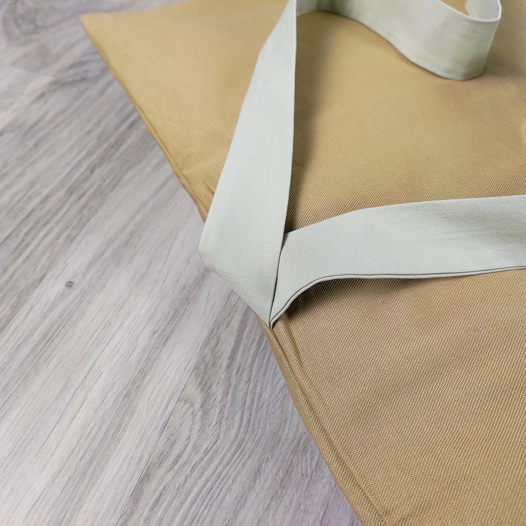 Cuscino lombare Shop Zen in tessuto naturale chiaro con cinghia per il trasporto, ideale per il comfort