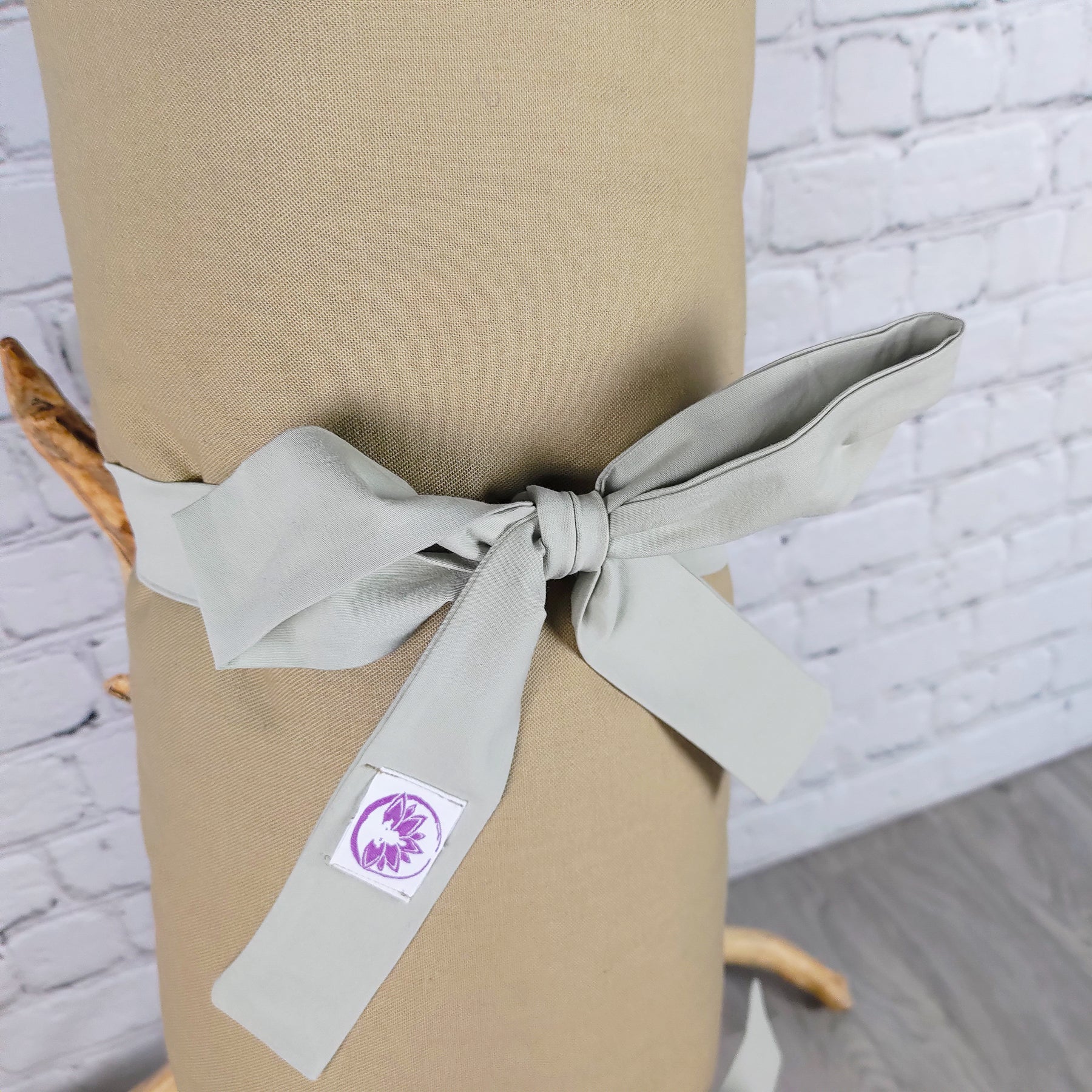 Cuscino di supporto lombare Shop Zen in tessuto beige con nastro, ideale per il tappetino zabuton naturale chiaro