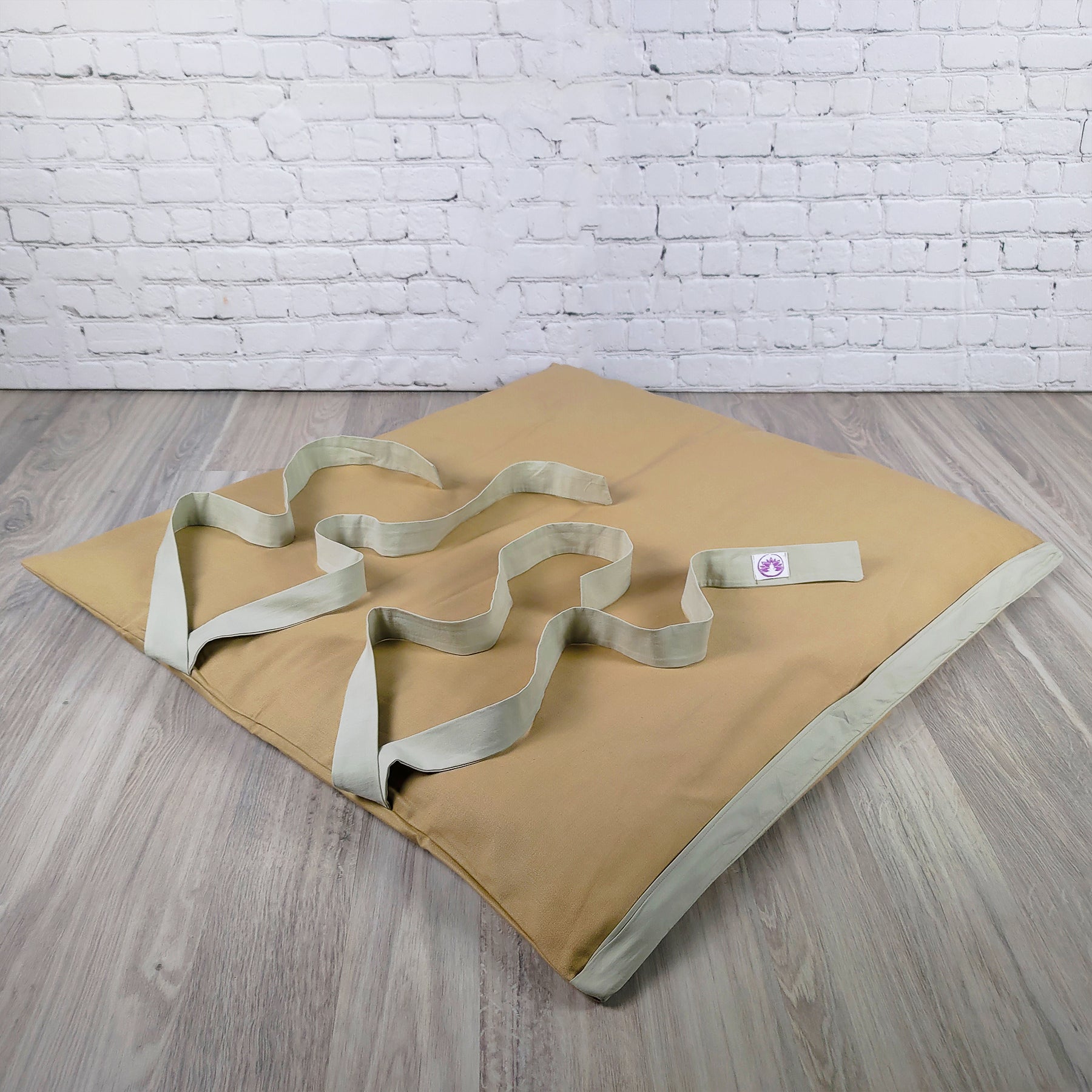 Cuscino di supporto lombare Shop Zen in tessuto beige con pratiche cinghie, ideale con tappetino zabuton naturale chiaro