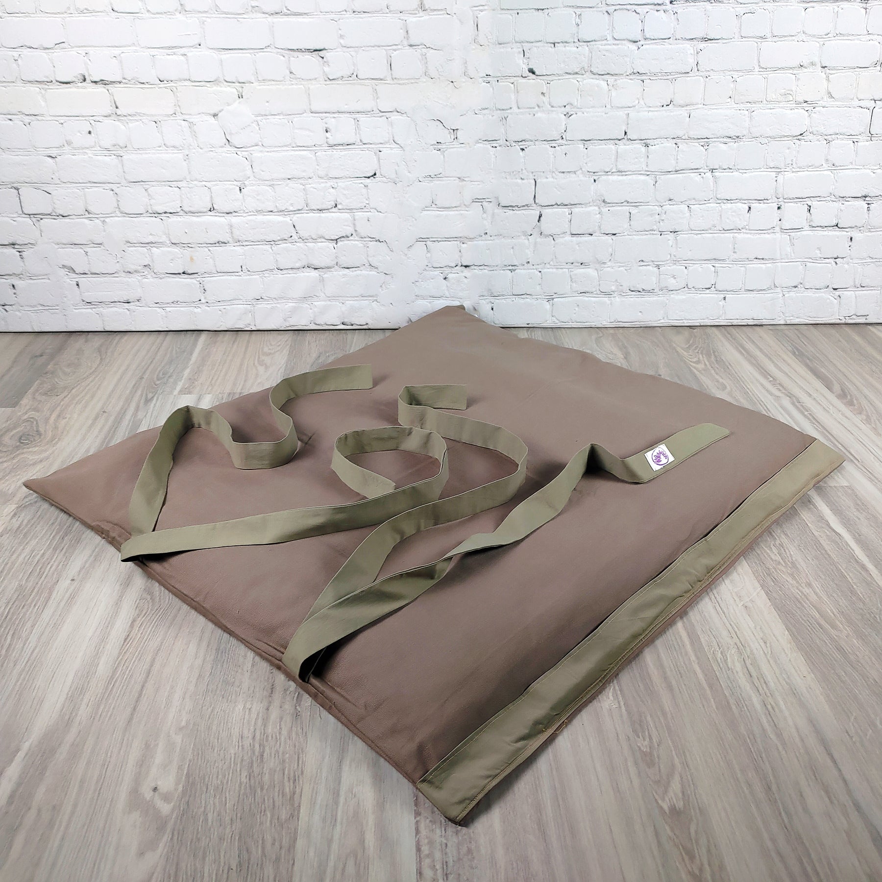 Cuscino lombare Shop Zen con tappetino zabuton naturale scuro, ideale per il supporto della schiena.