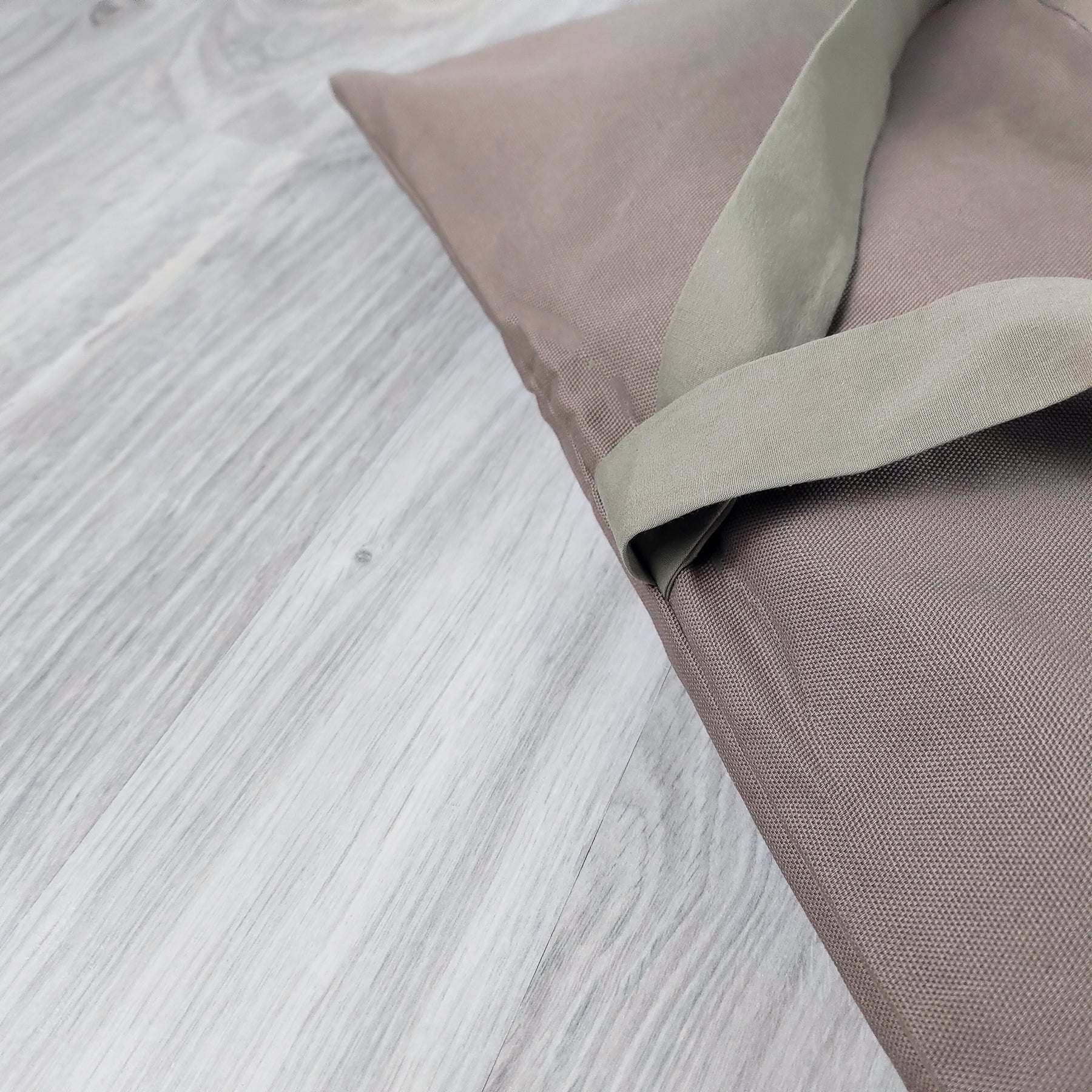 Cuscino di supporto lombare Shop Zen con tappetino zabuton naturale scuro per comfort e benessere