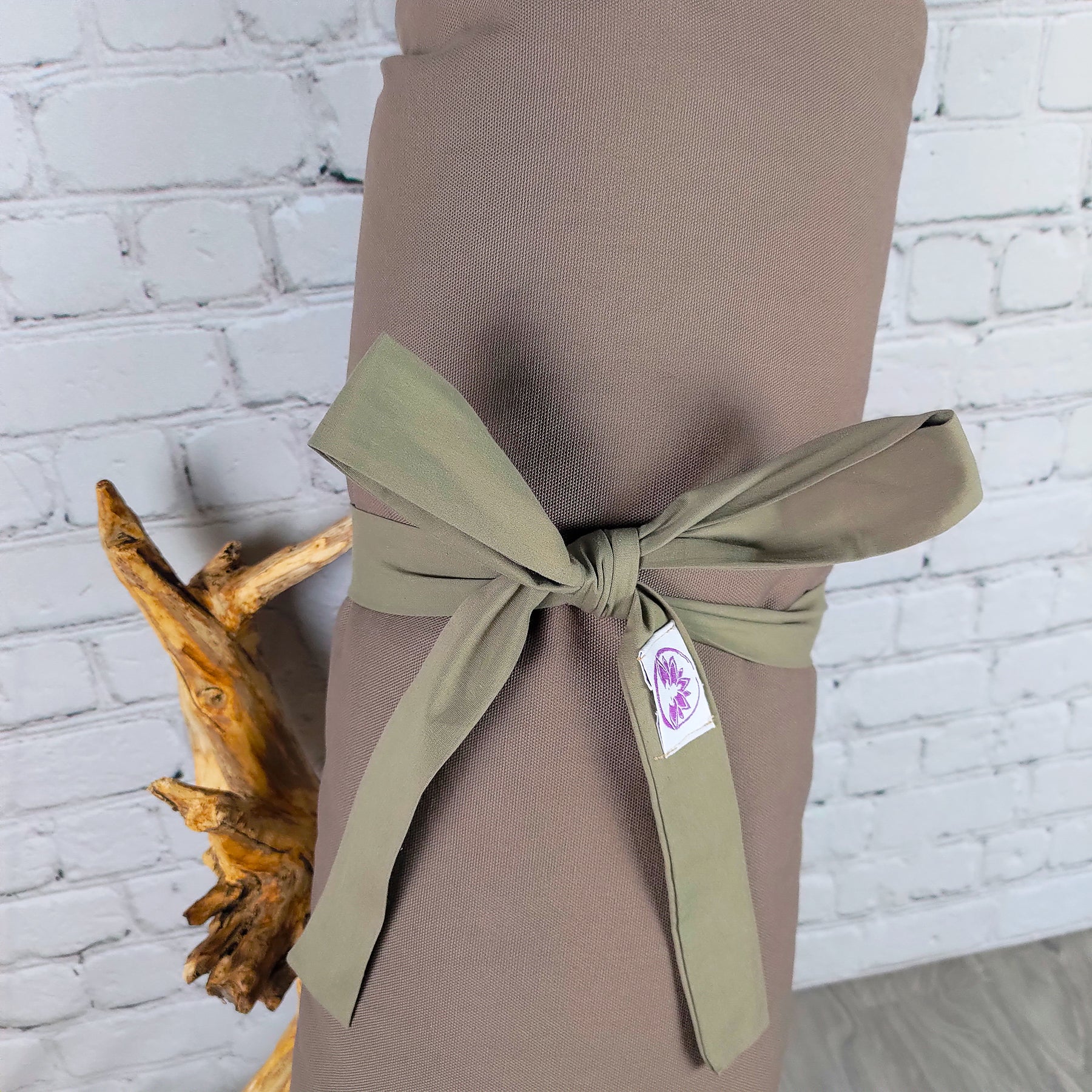 Cuscino di supporto lombare Shop Zen con tappetino zabuton naturale scuro, ideale per il comfort della schiena