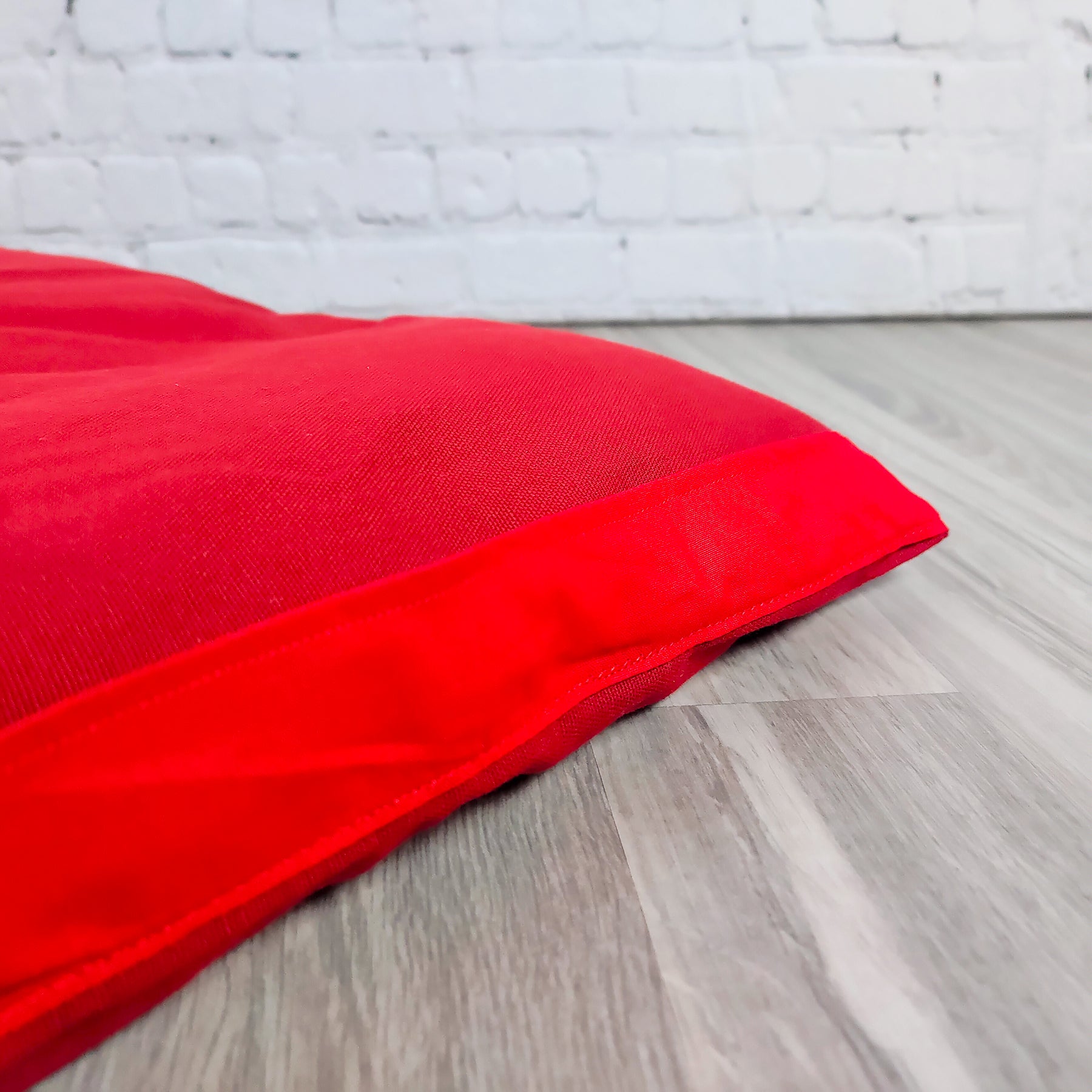 Tappetino zabuton rosso per supporto lombare e comfort durante lo yoga